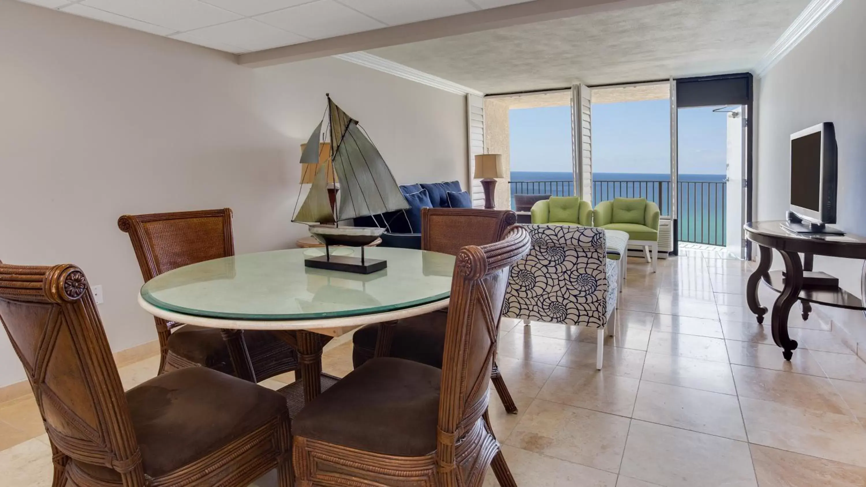 Photo of the whole room, Dining Area in Holiday Inn Resort Panama City Beach - Beachfront, an IHG Hotel