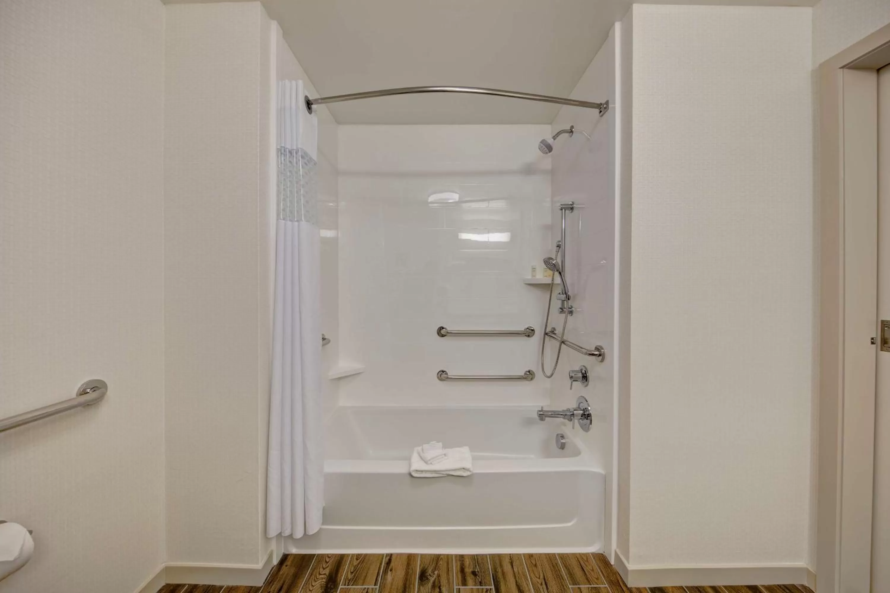 Bathroom in Hampton Inn & Suites By Hilton Nashville Hendersonville Tn