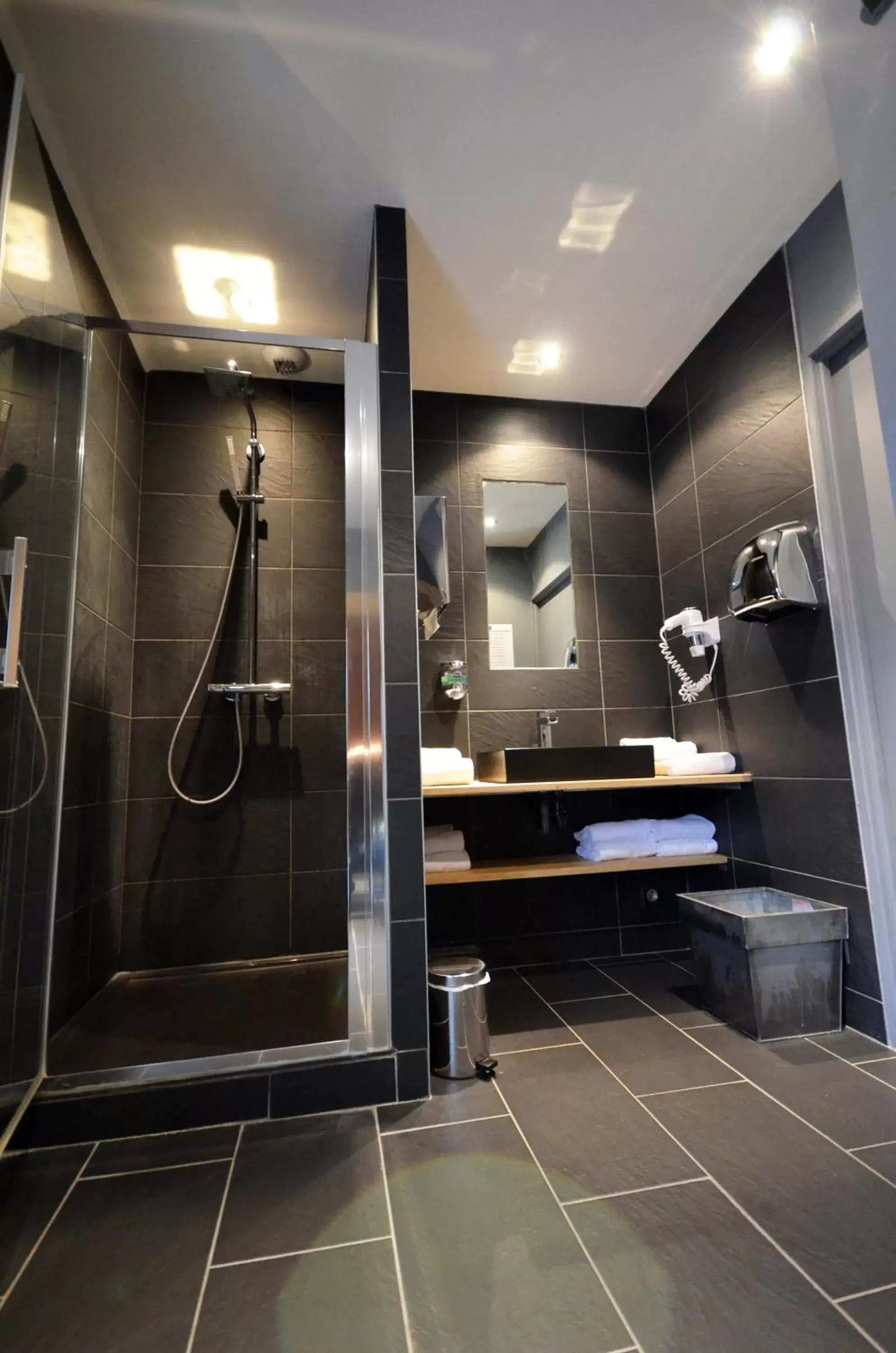 Spa and wellness centre/facilities, Bathroom in Kyriad Dijon Est Mirande