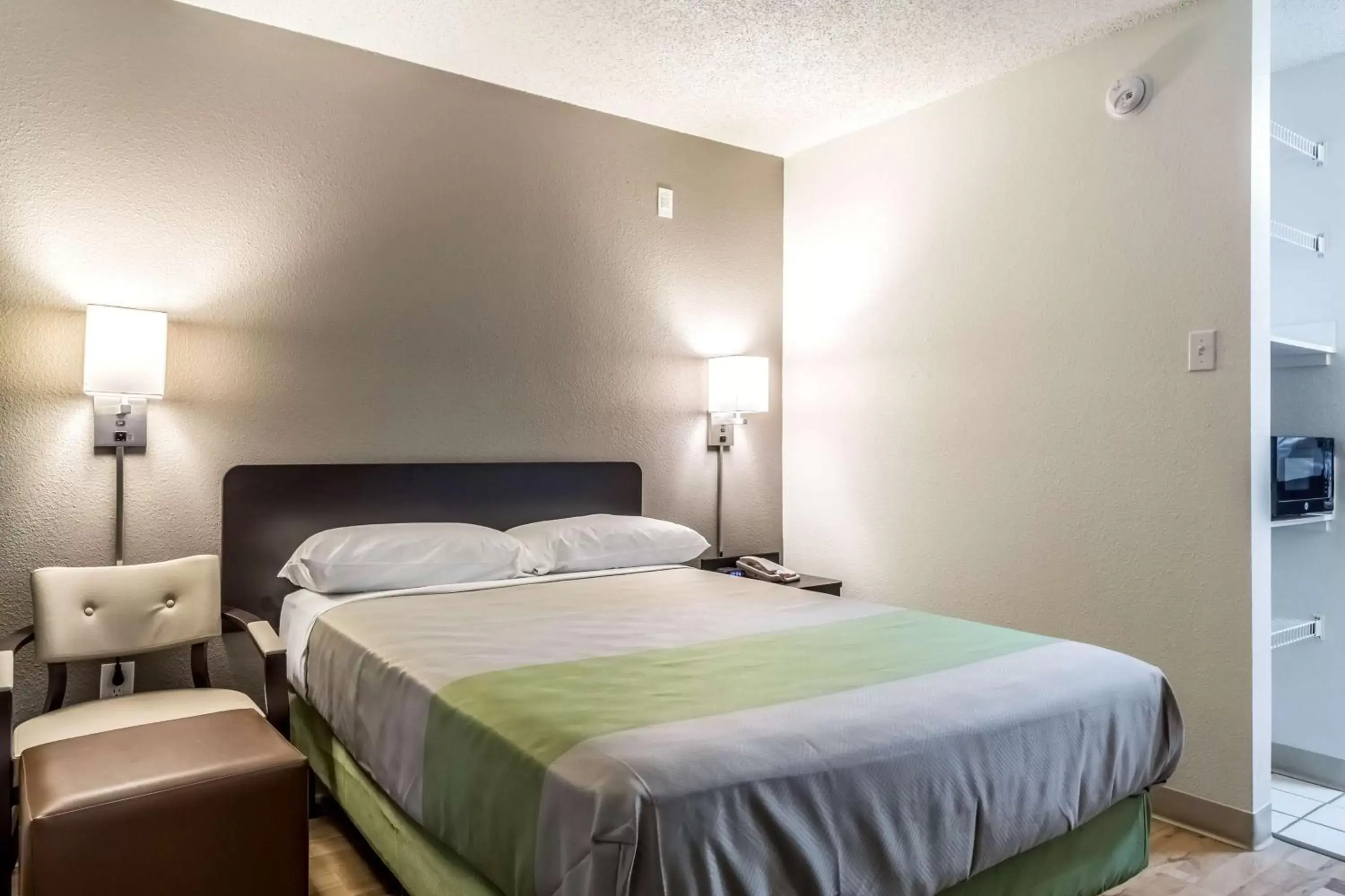 Bedroom, Bed in Studio 6-Dallas, TX - Northwest