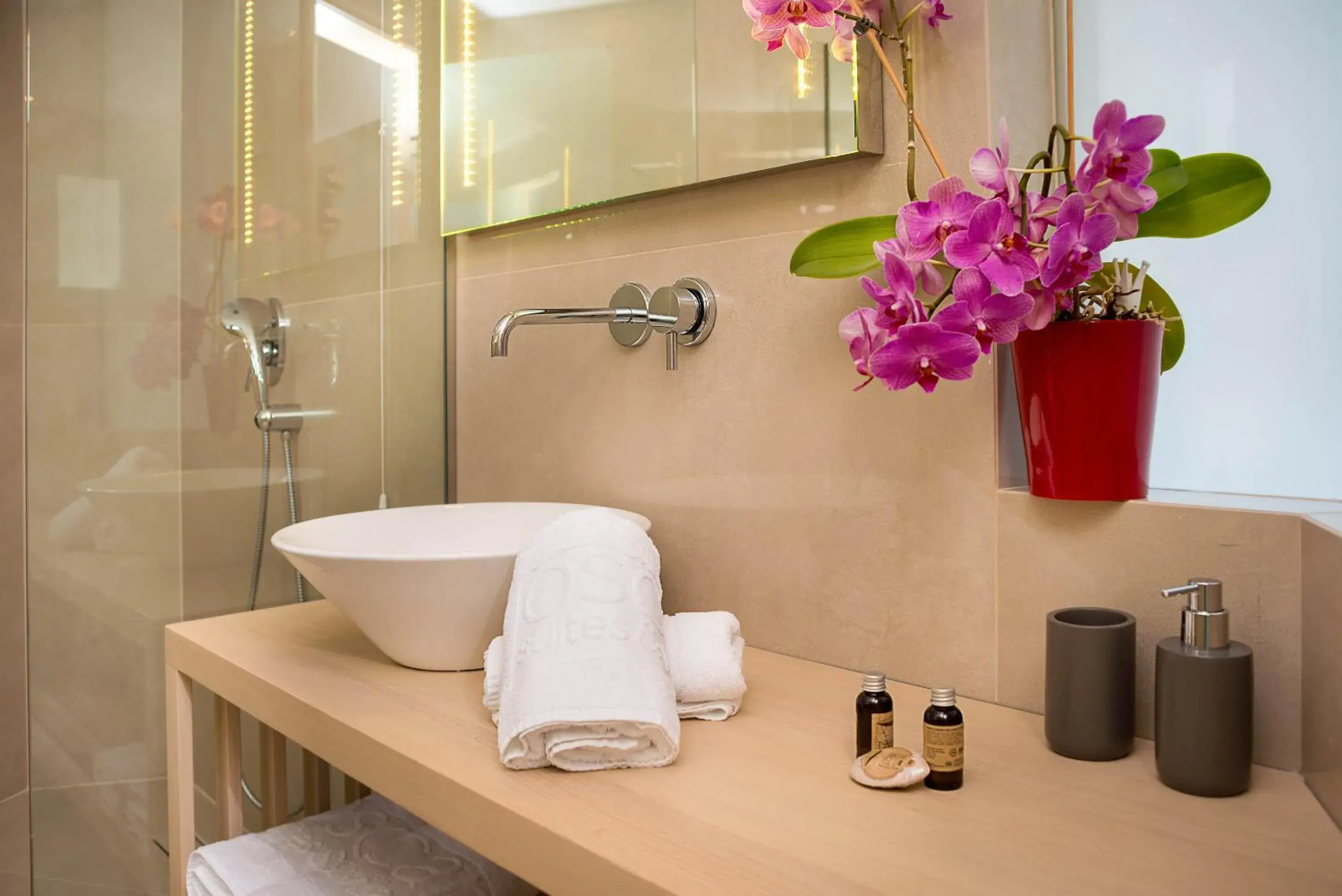 Bathroom, Coffee/Tea Facilities in Oscar Suites & Village