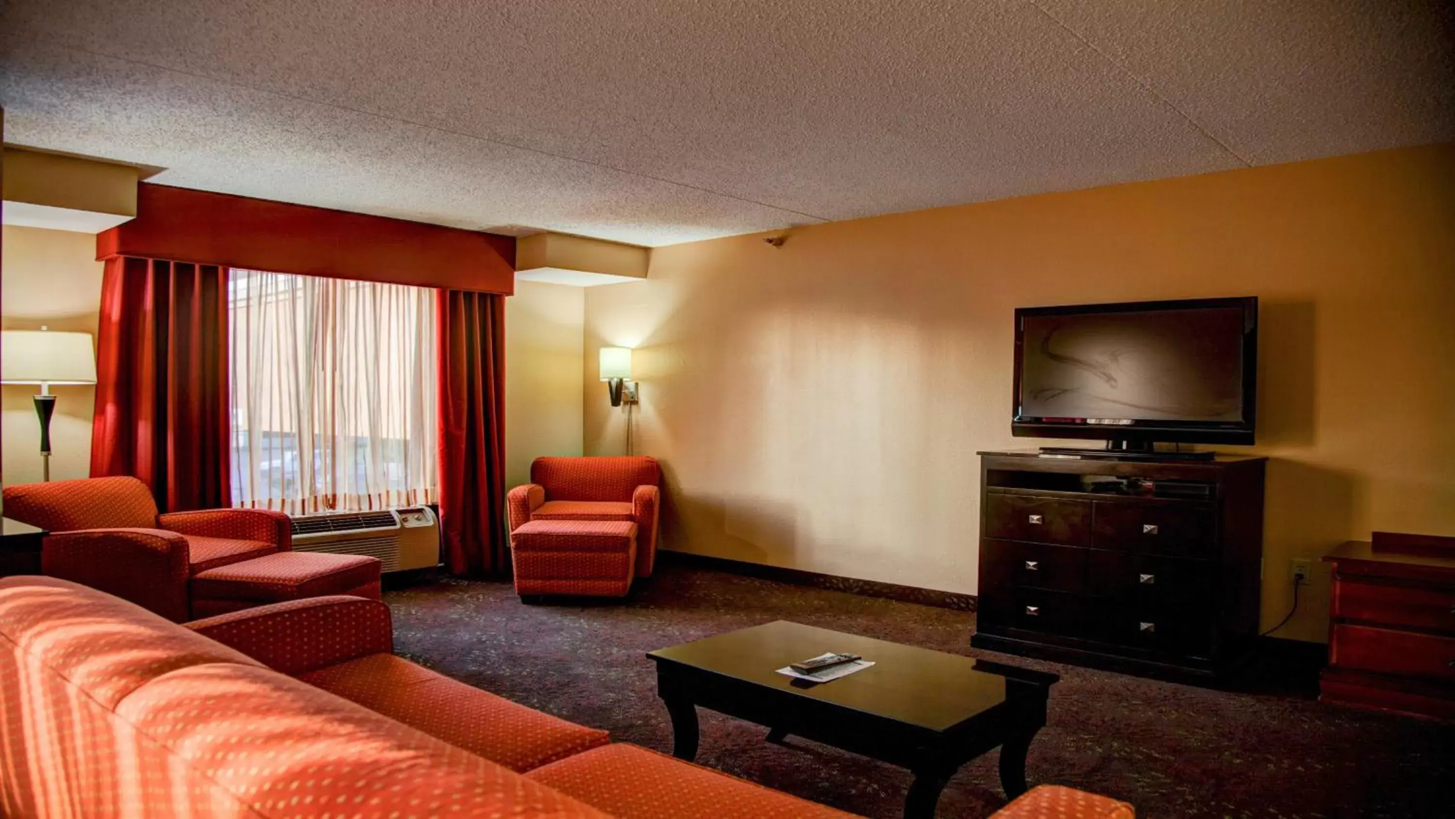 Photo of the whole room, Seating Area in Holiday Inn Express Tyler South, an IHG Hotel