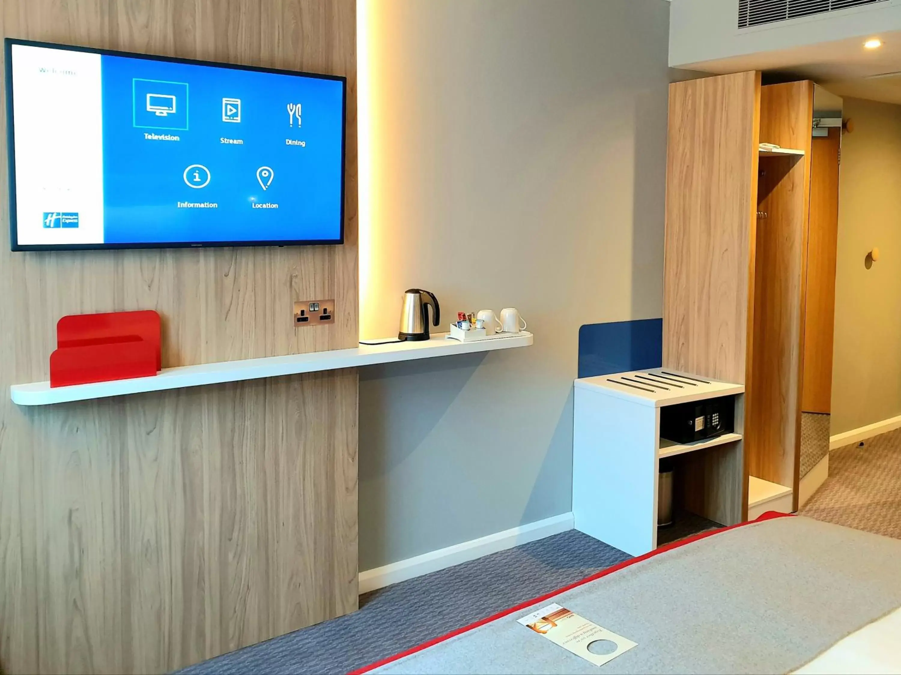 Photo of the whole room, TV/Entertainment Center in Holiday Inn Express London Stratford, an IHG Hotel