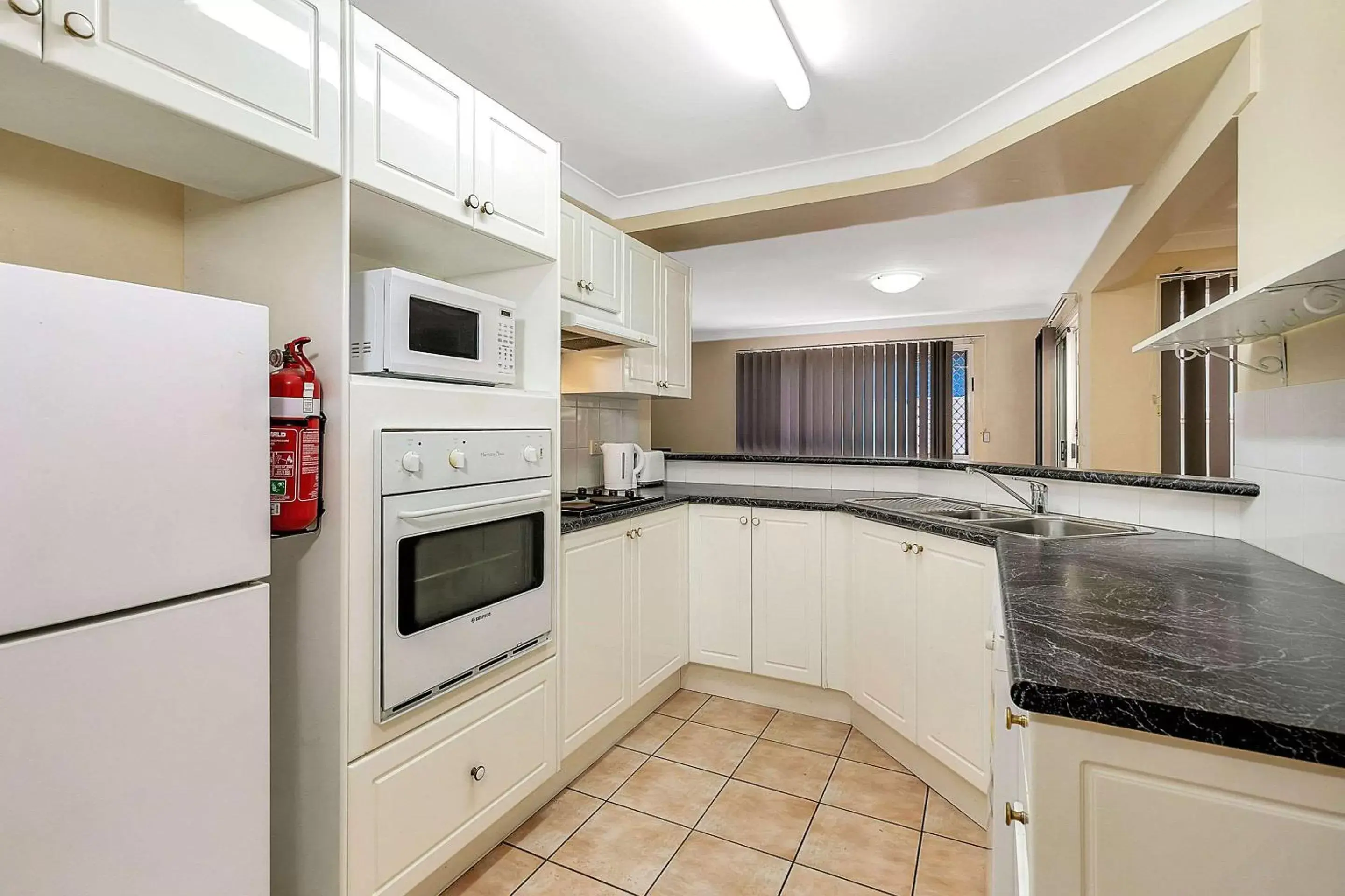 Photo of the whole room, Kitchen/Kitchenette in Comfort Hotel Pacific Cleveland