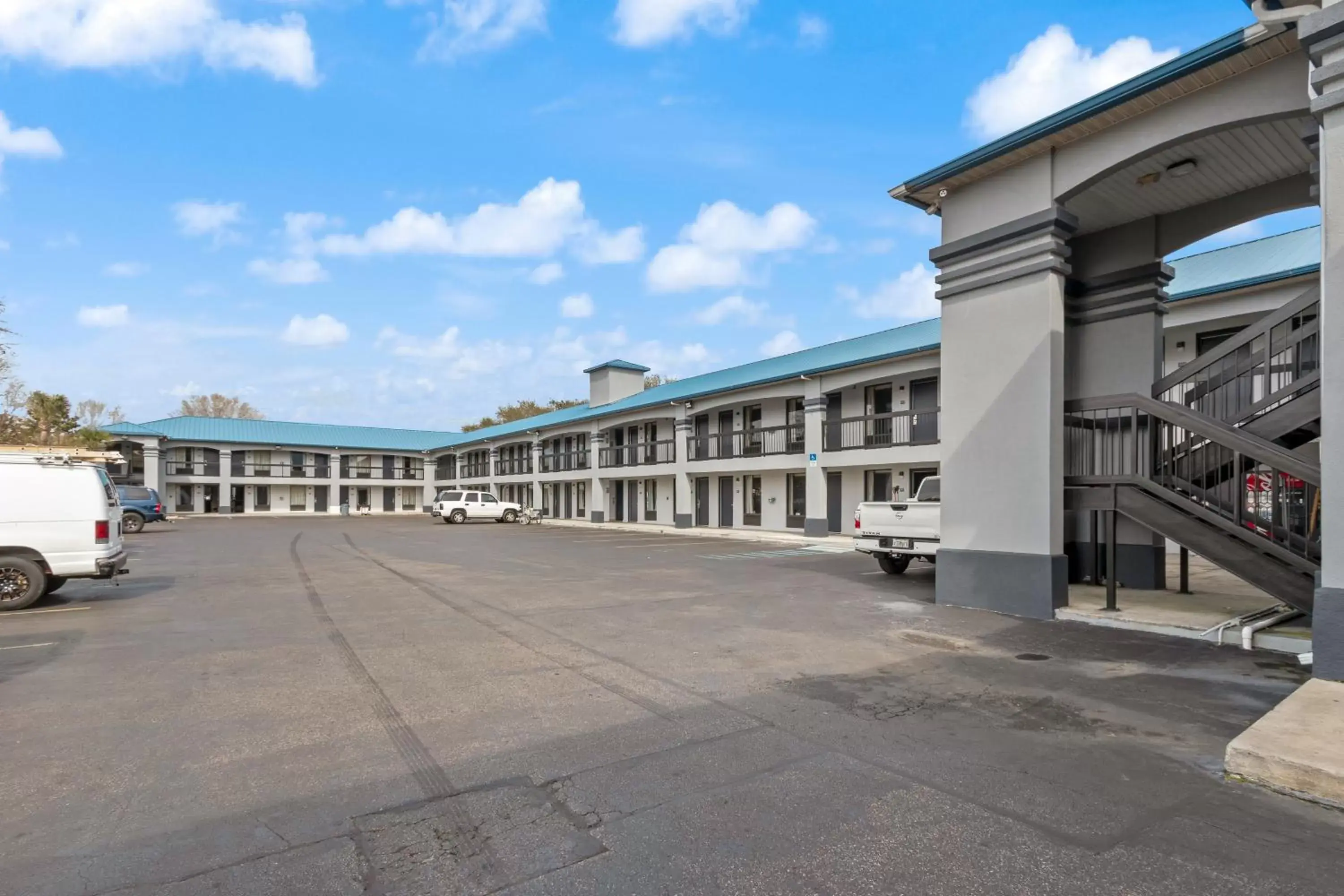 Property building in Regency Inn Near Boardwalk & Hurlburt Field Property building in Regency Inn Near Boardwalk & Hurlburt Field