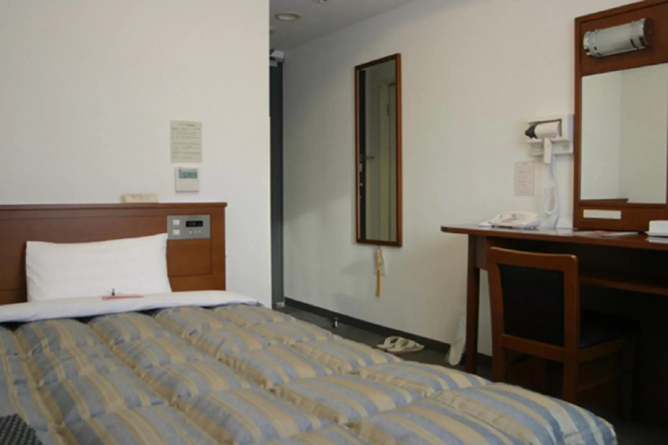 Bed in Hotel Route-Inn Mojiko