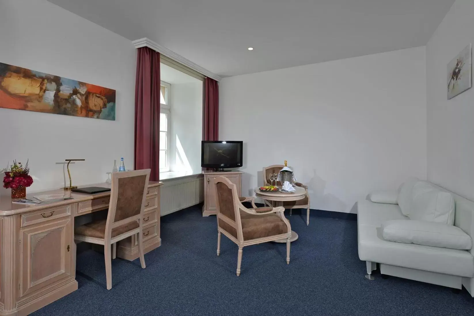 Photo of the whole room, TV/Entertainment Center in Hotel Stadt Hameln