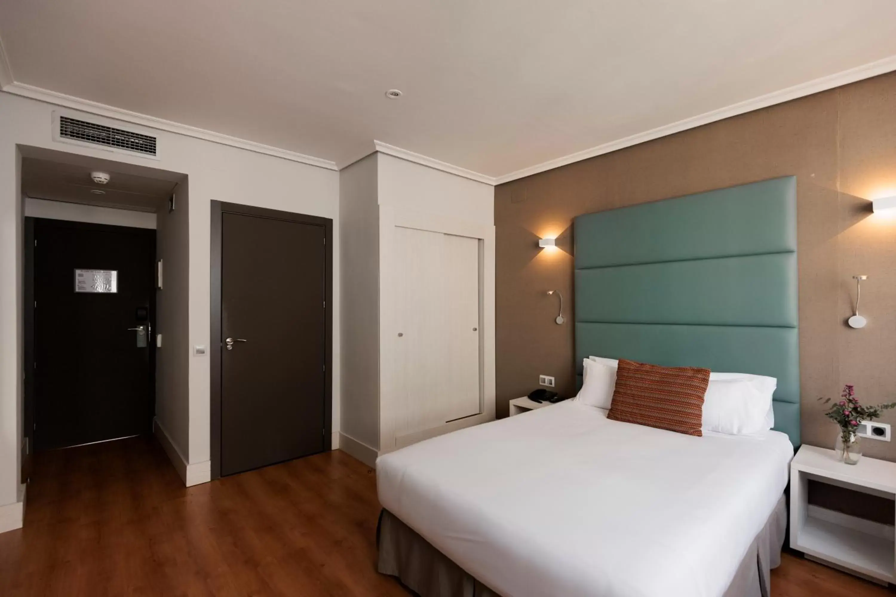 Facility for disabled guests, Bed in Hotel Pax Guadalajara