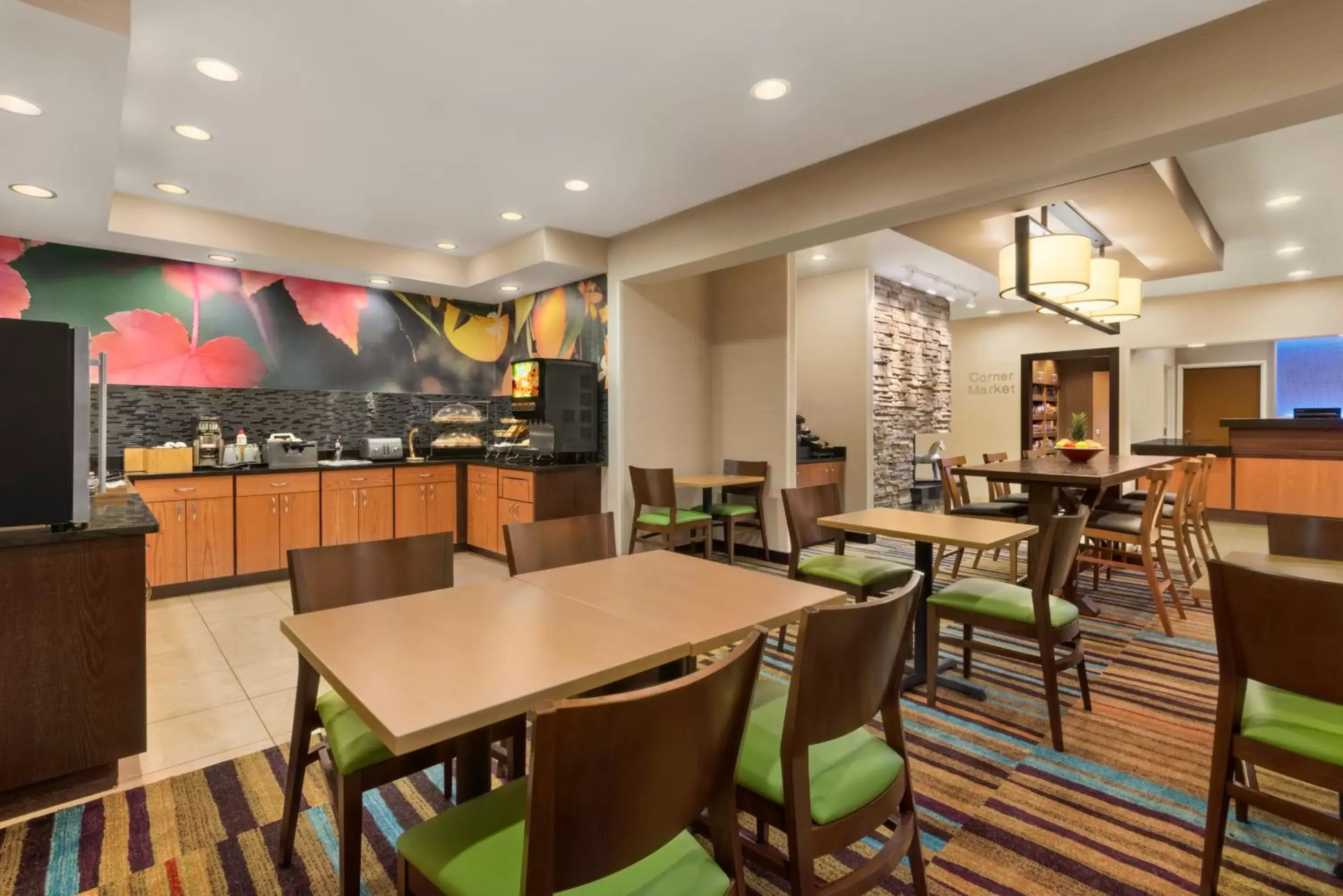 Buffet breakfast, Restaurant/Places to Eat in Amerivu Inn and Suites