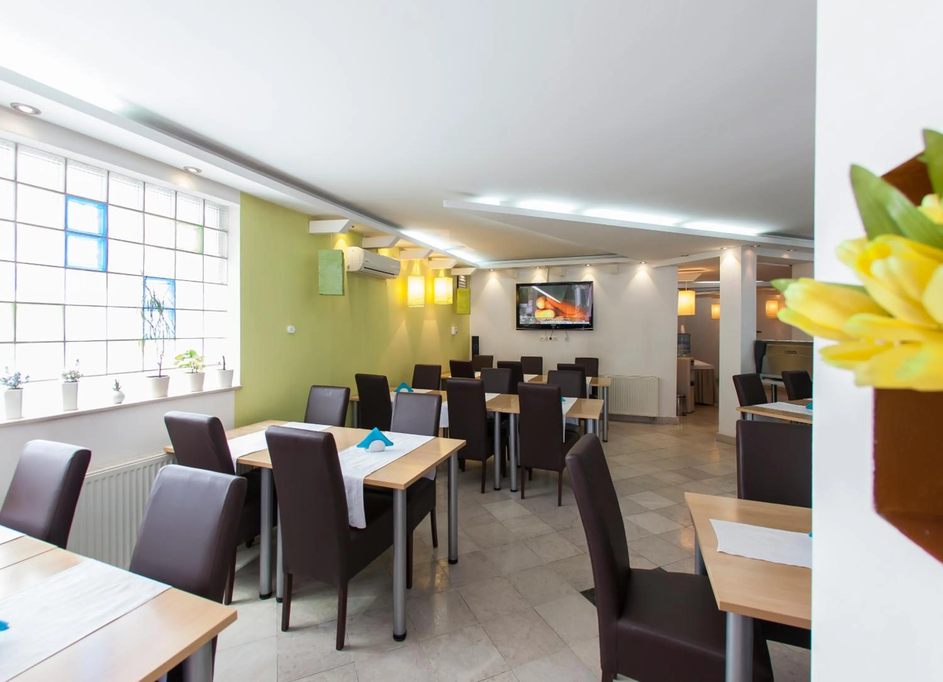 Restaurant/places to eat in Hotel Hayat