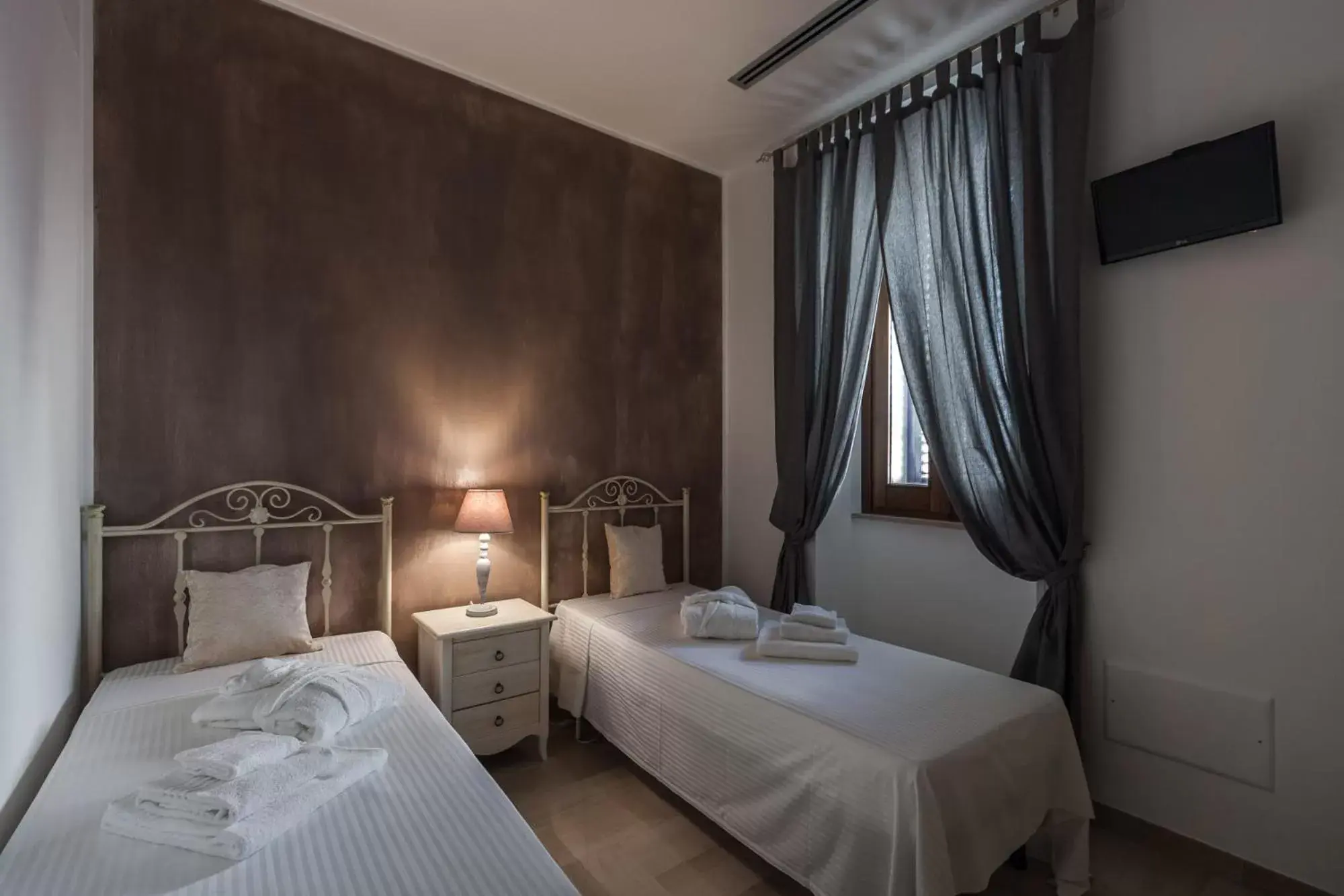 Spring, Bed in Palazzo De Luca Bed & Breakfast