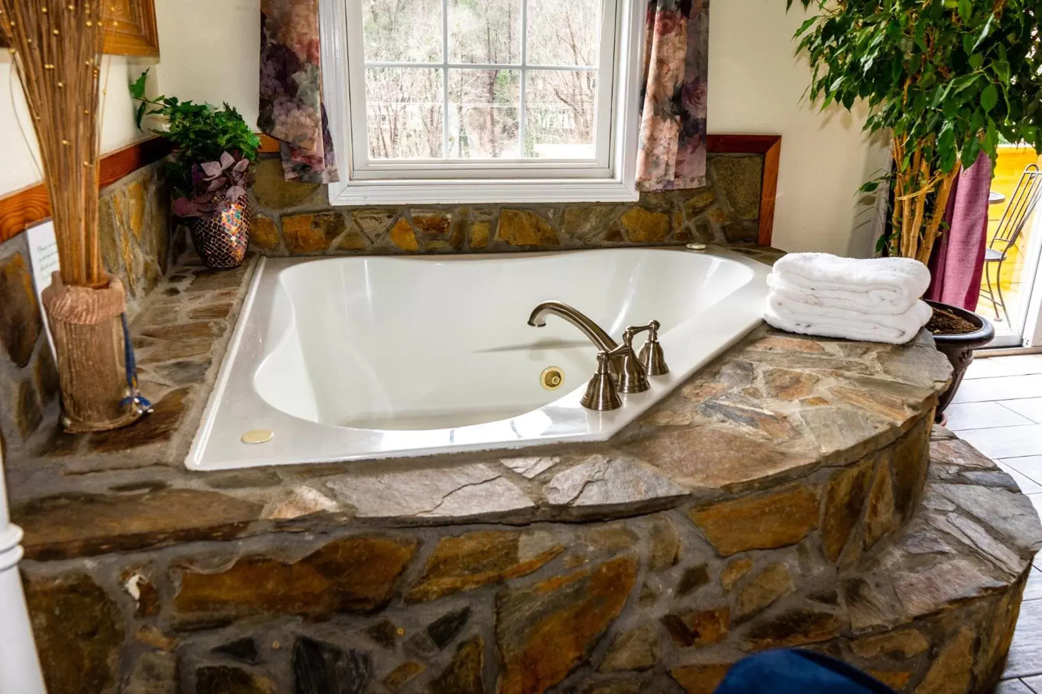 Hot Tub, Bathroom in The Chimney Rock Inn & Cottages