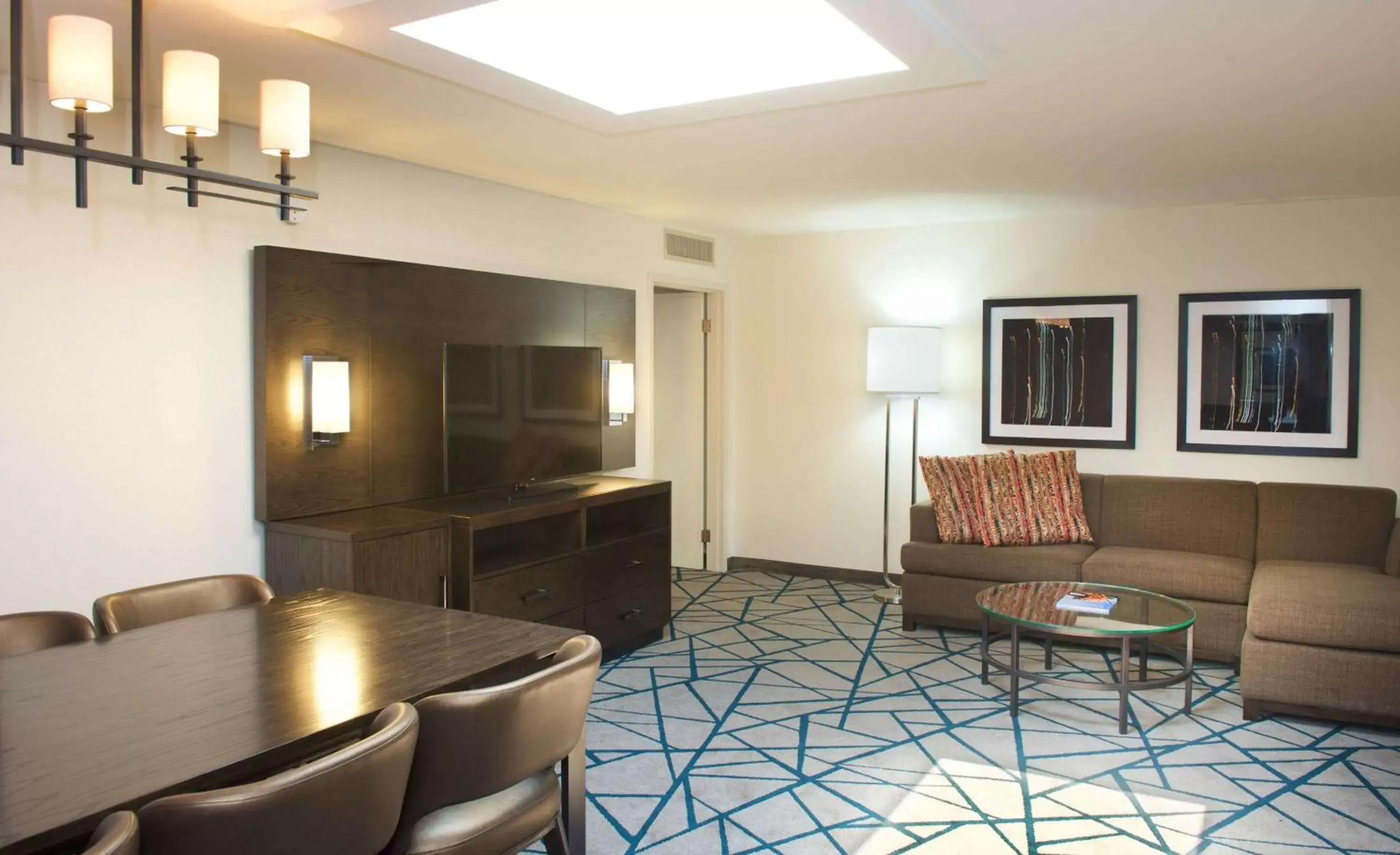 Bed, Seating Area in Embassy Suites by Hilton Detroit - Livonia/Novi