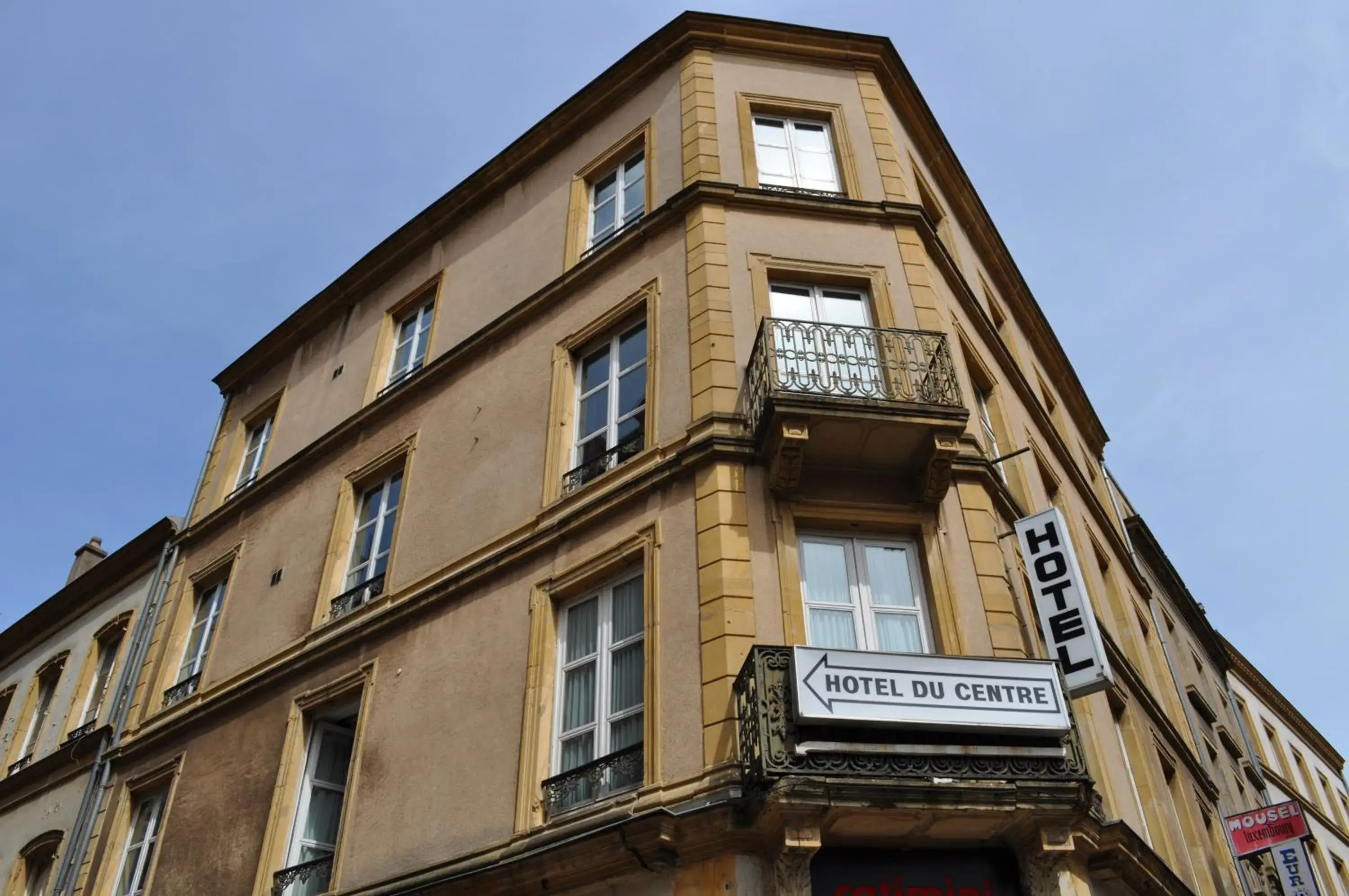 Facade/entrance, Property Building in Hôtel du Centre