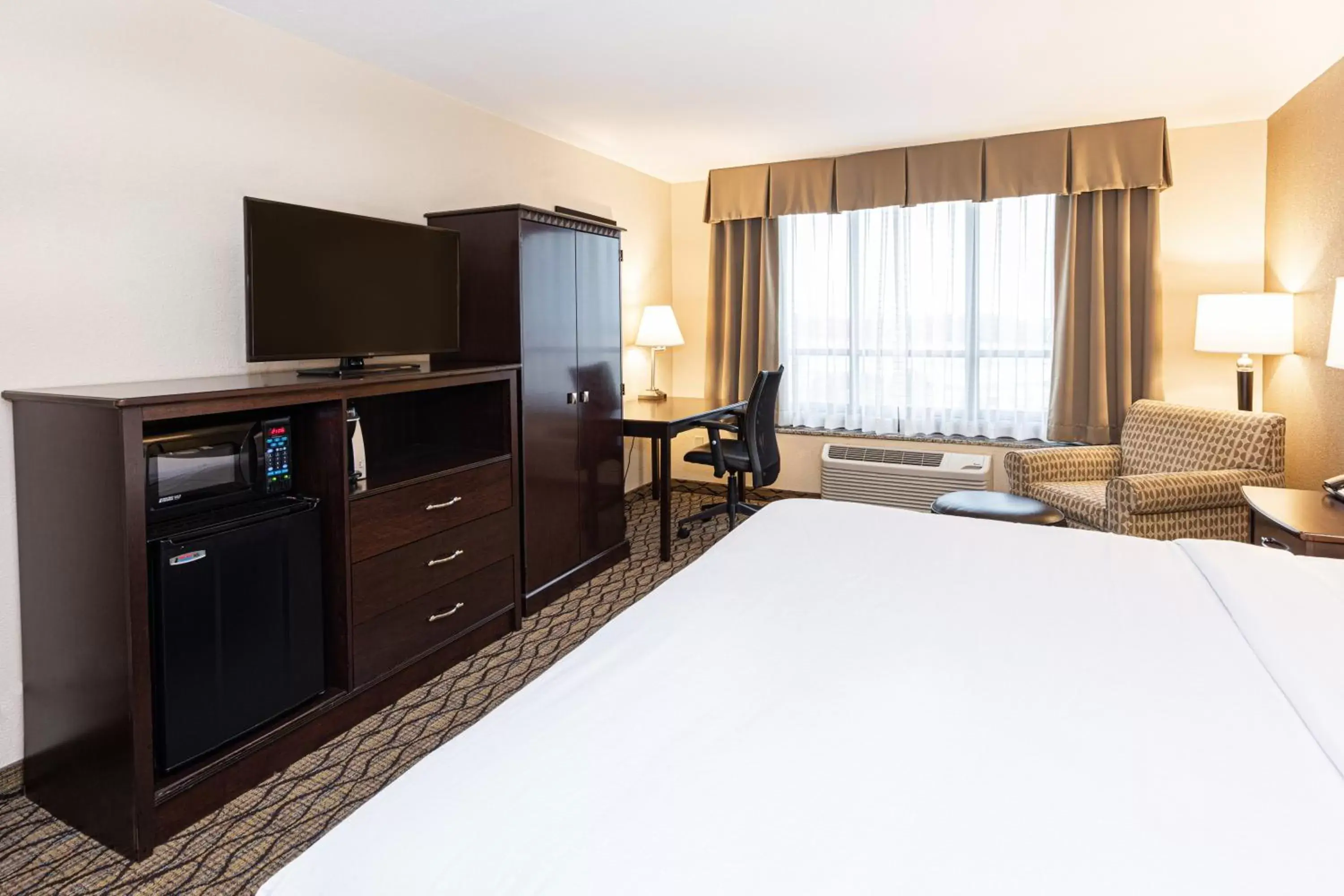 Photo of the whole room, TV/Entertainment Center in Holiday Inn St. Louis Airport West Earth City, an IHG Hotel