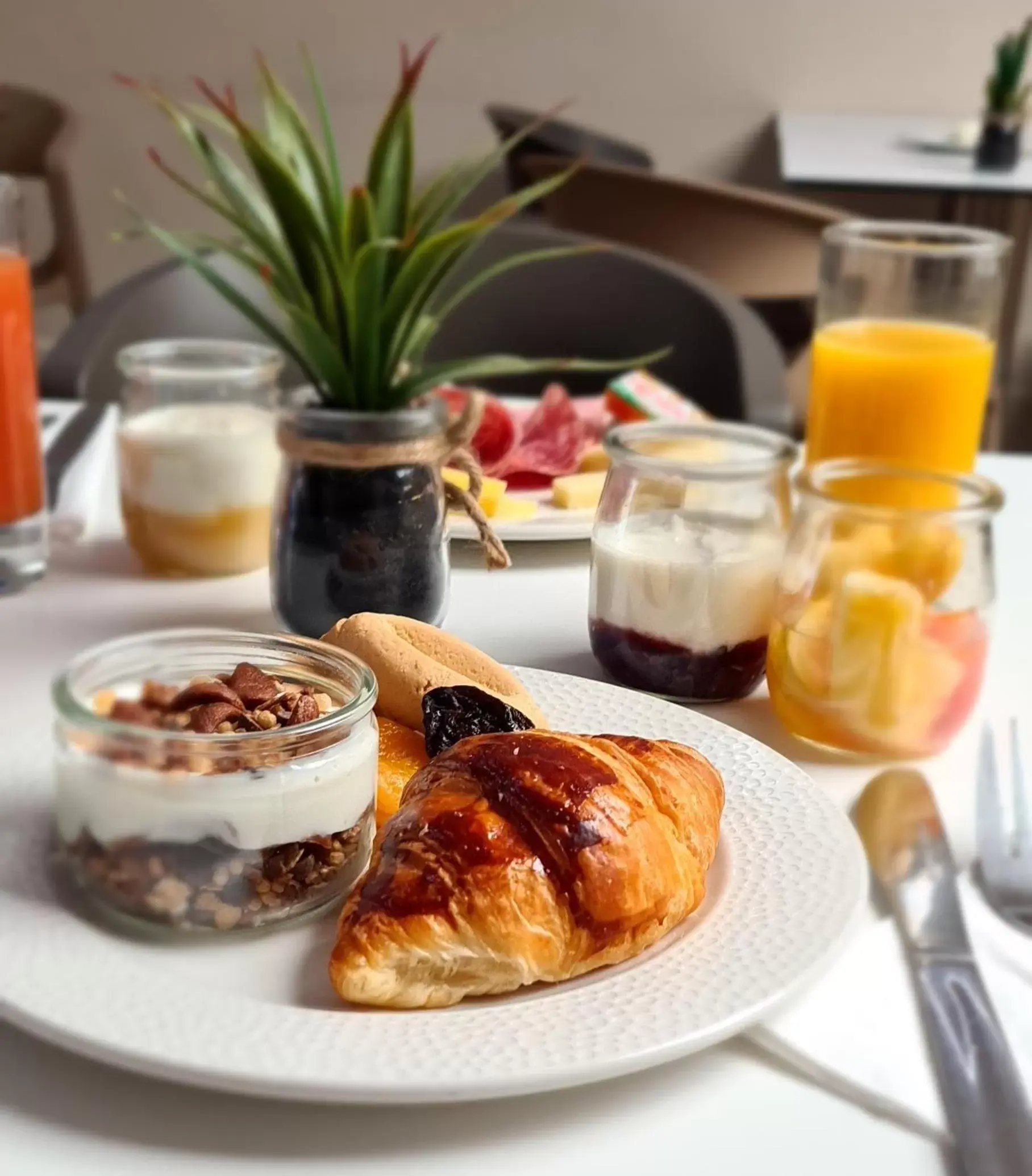 Buffet breakfast in Hôtel Amirauté