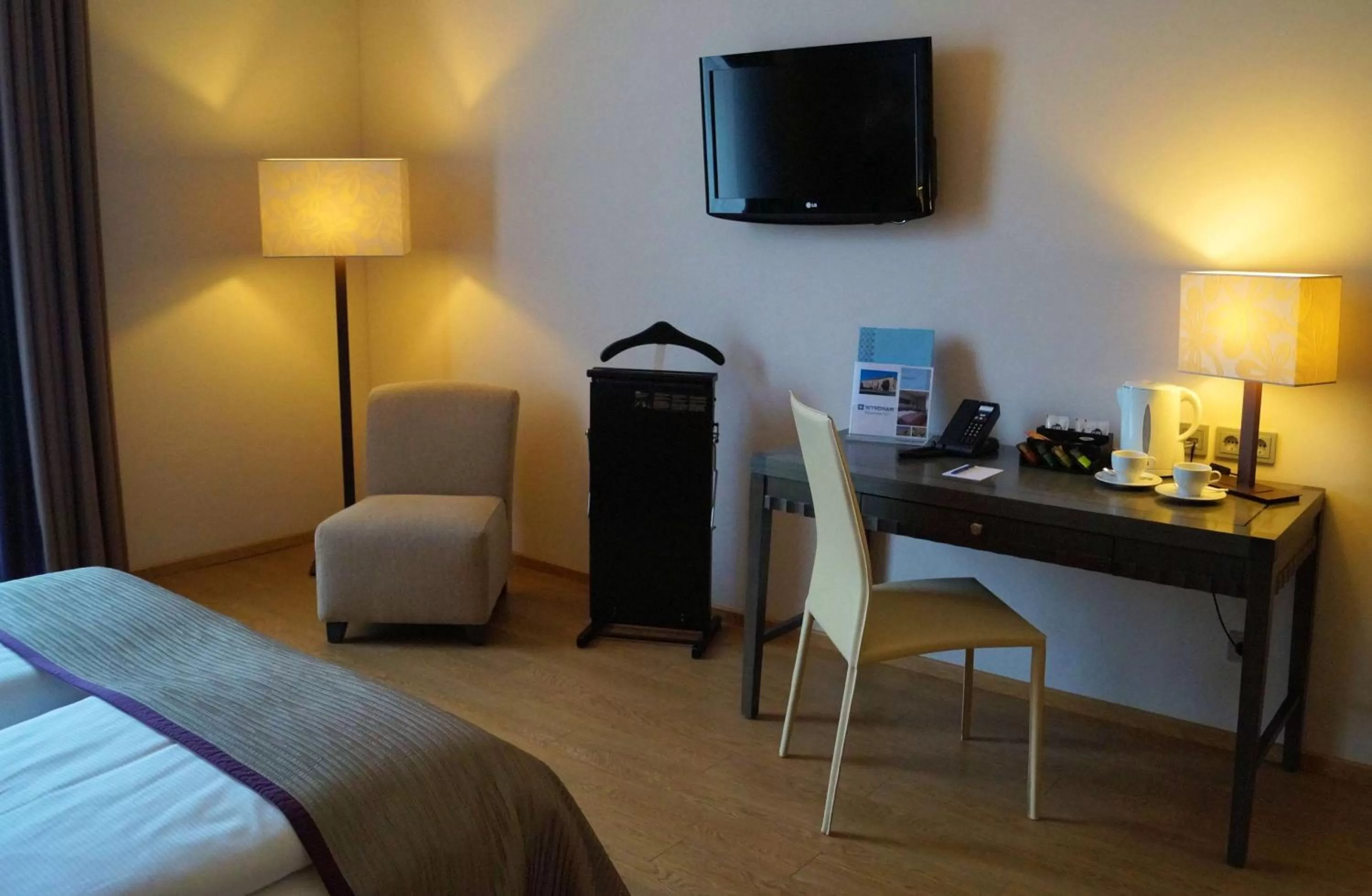 Photo of the whole room, Bed in Wyndham Duisburger Hof