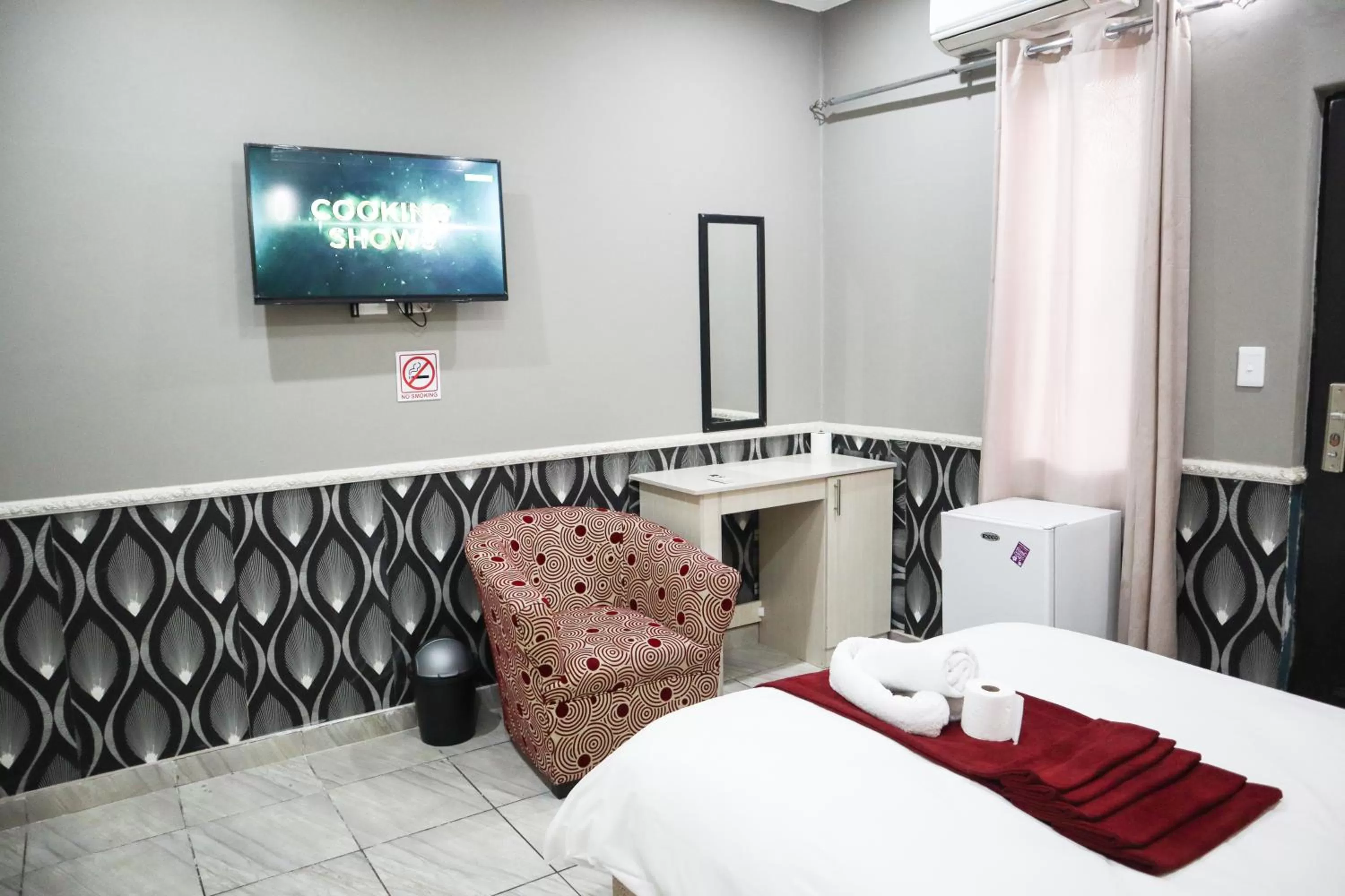 Seating area, Bed in Gold Crown International Hotel Johannesburg