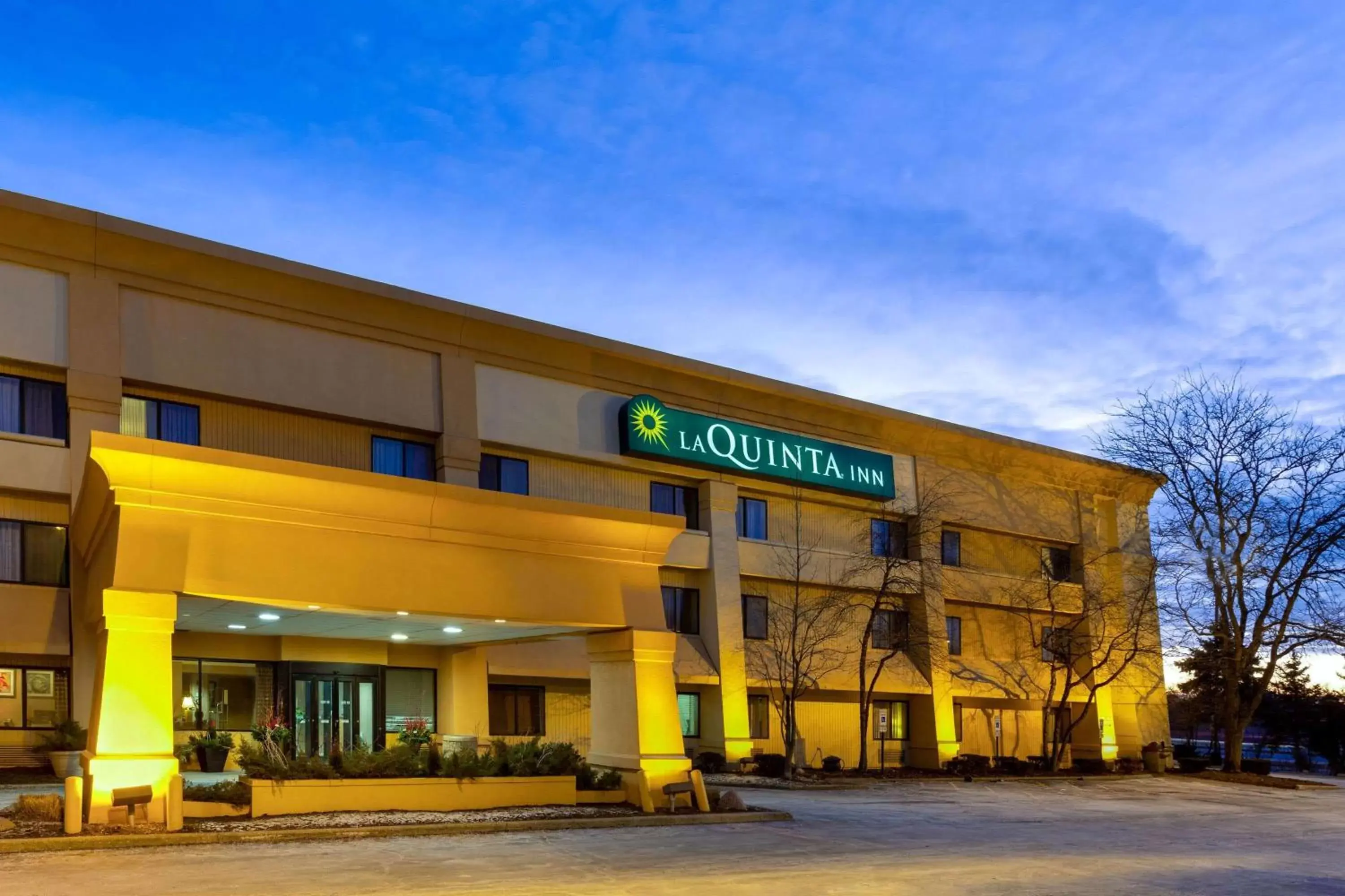 Property building in La Quinta Inn by Wyndham Chicago Willowbrook