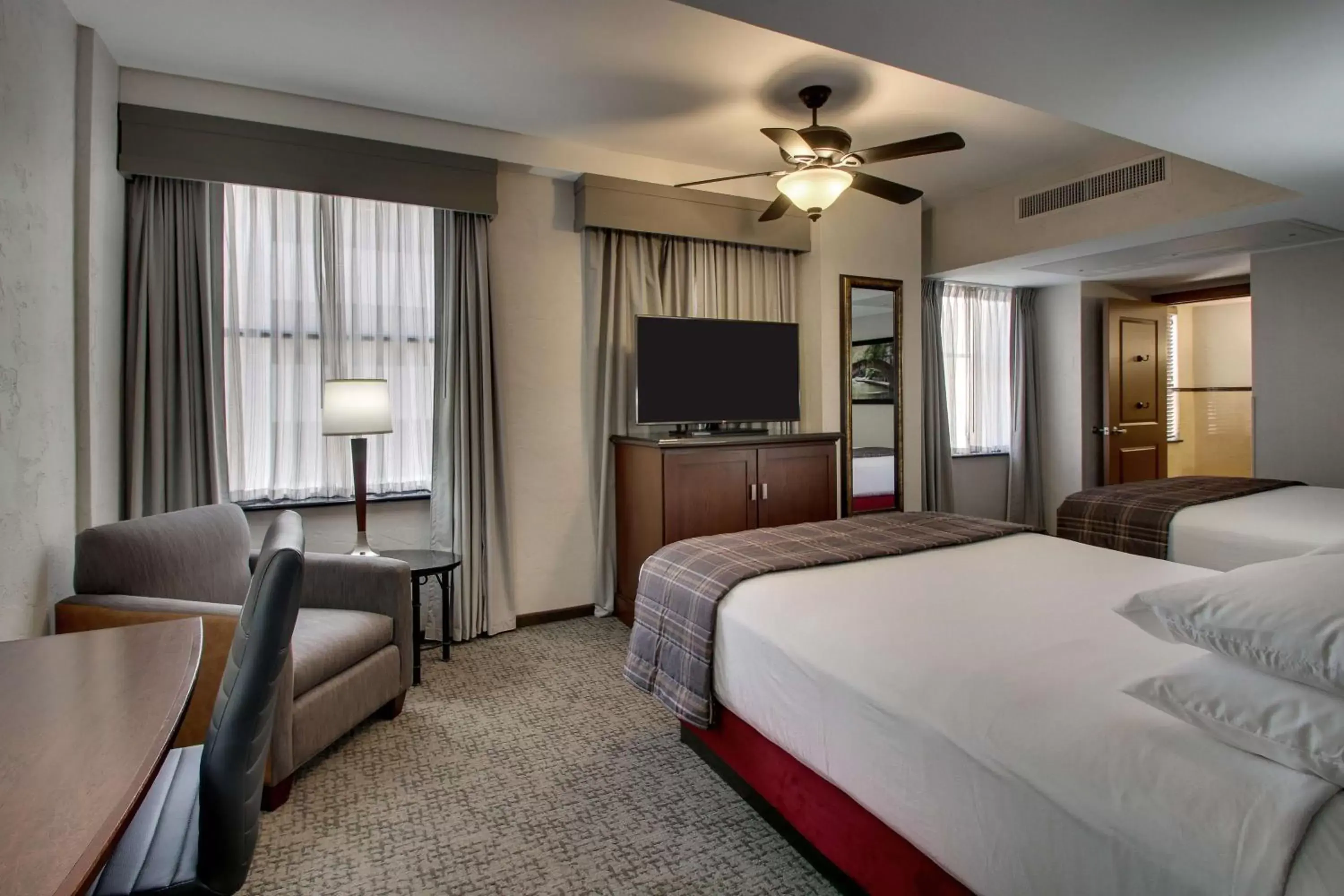 Bedroom, TV/Entertainment Center in Drury Plaza Hotel San Antonio Riverwalk