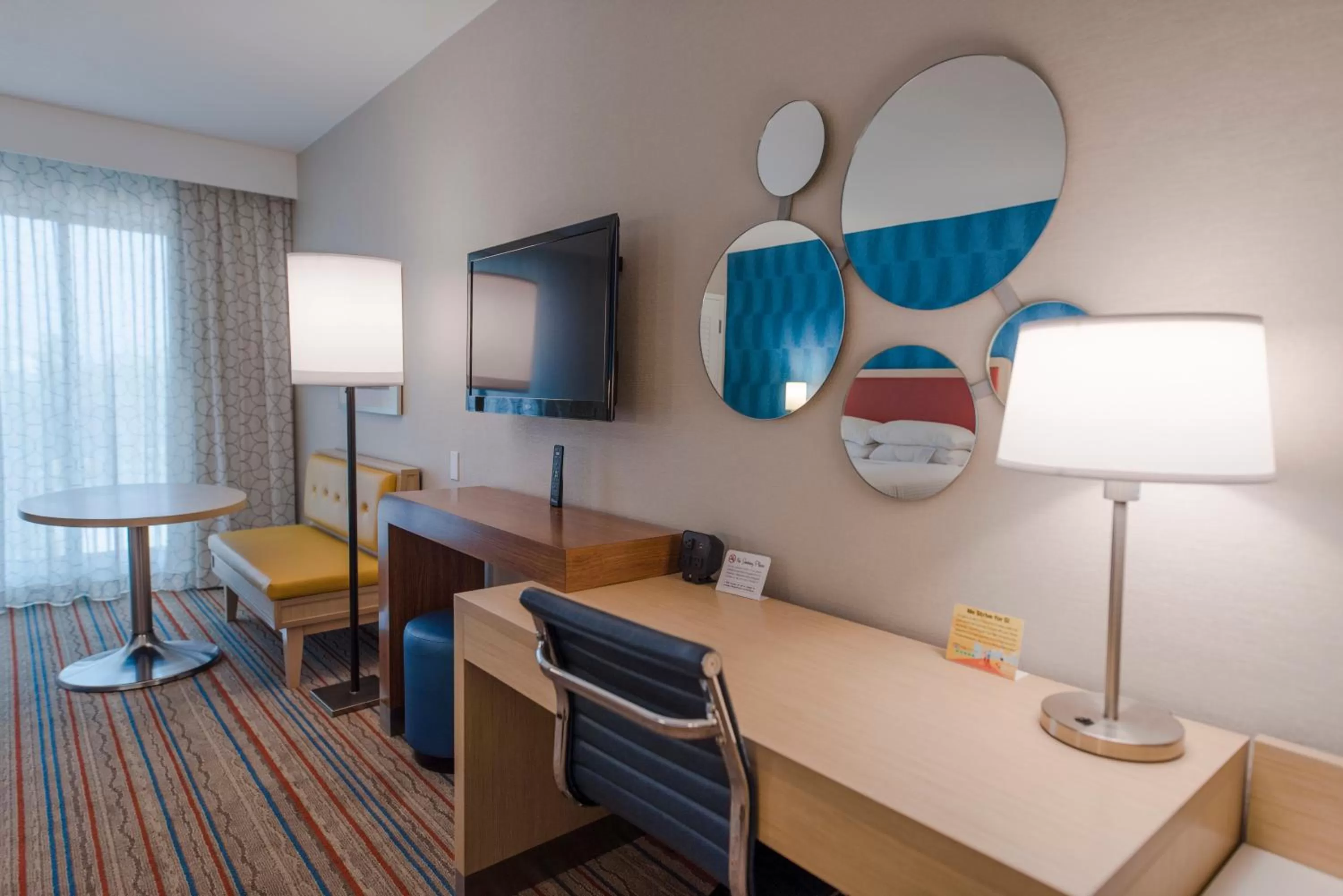TV and multimedia in Howard Johnson by Wyndham Anaheim Hotel and Water Playground