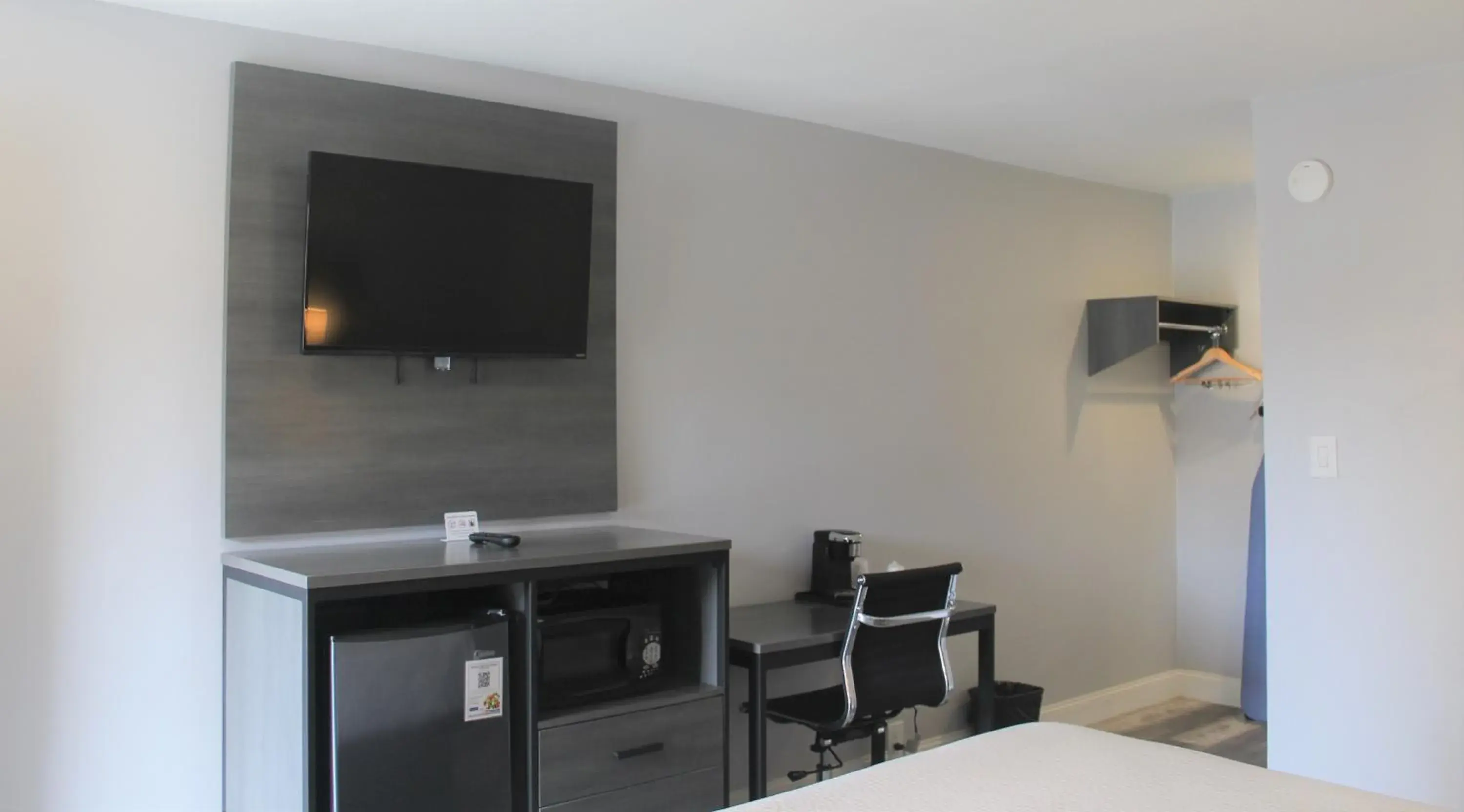 TV/Entertainment Center in Travelodge by Wyndham Fresno Convention Center Area