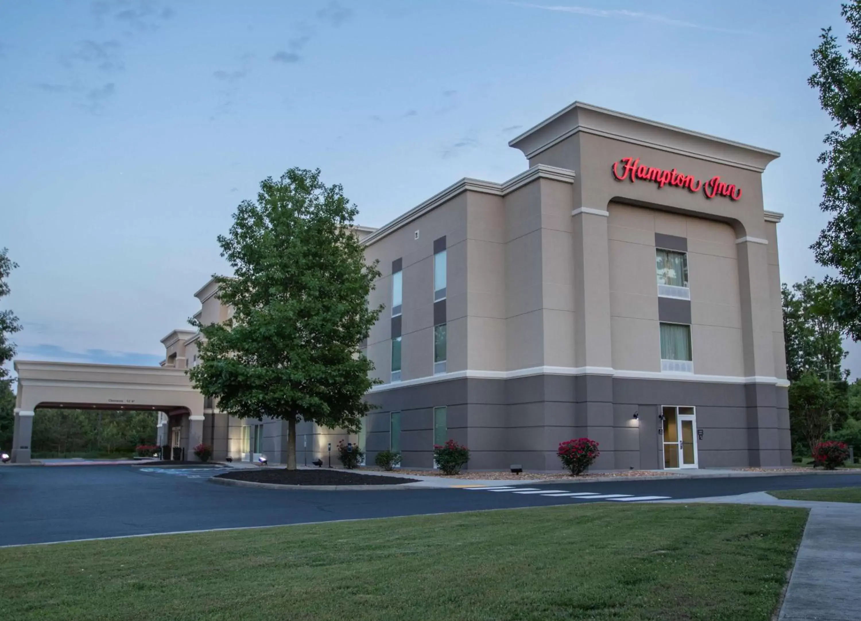 Property building in Hampton Inn Gloucester Property building in Hampton Inn Gloucester
