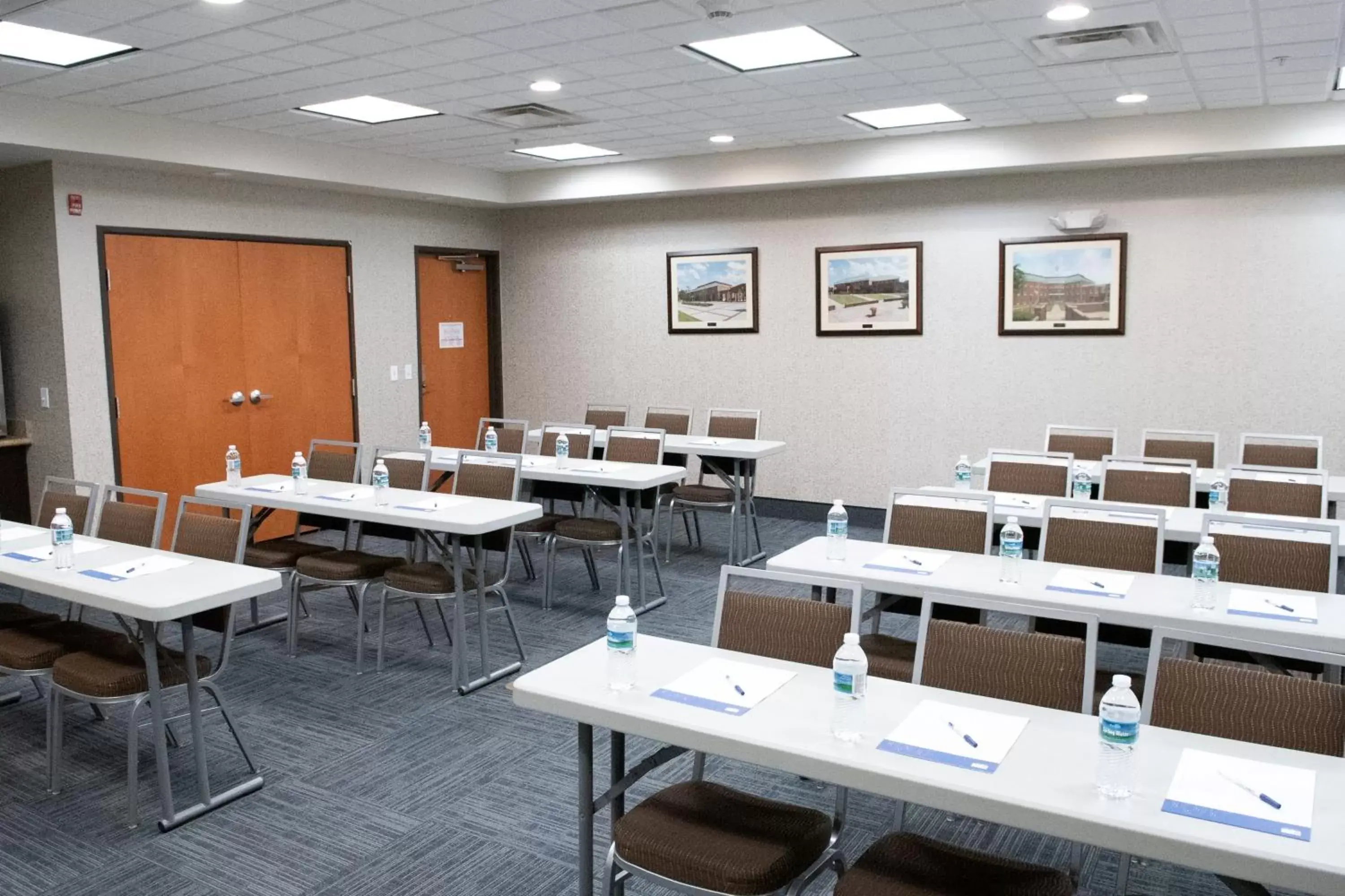 Meeting/conference room in Holiday Inn Express & Suites Ironton, an IHG Hotel