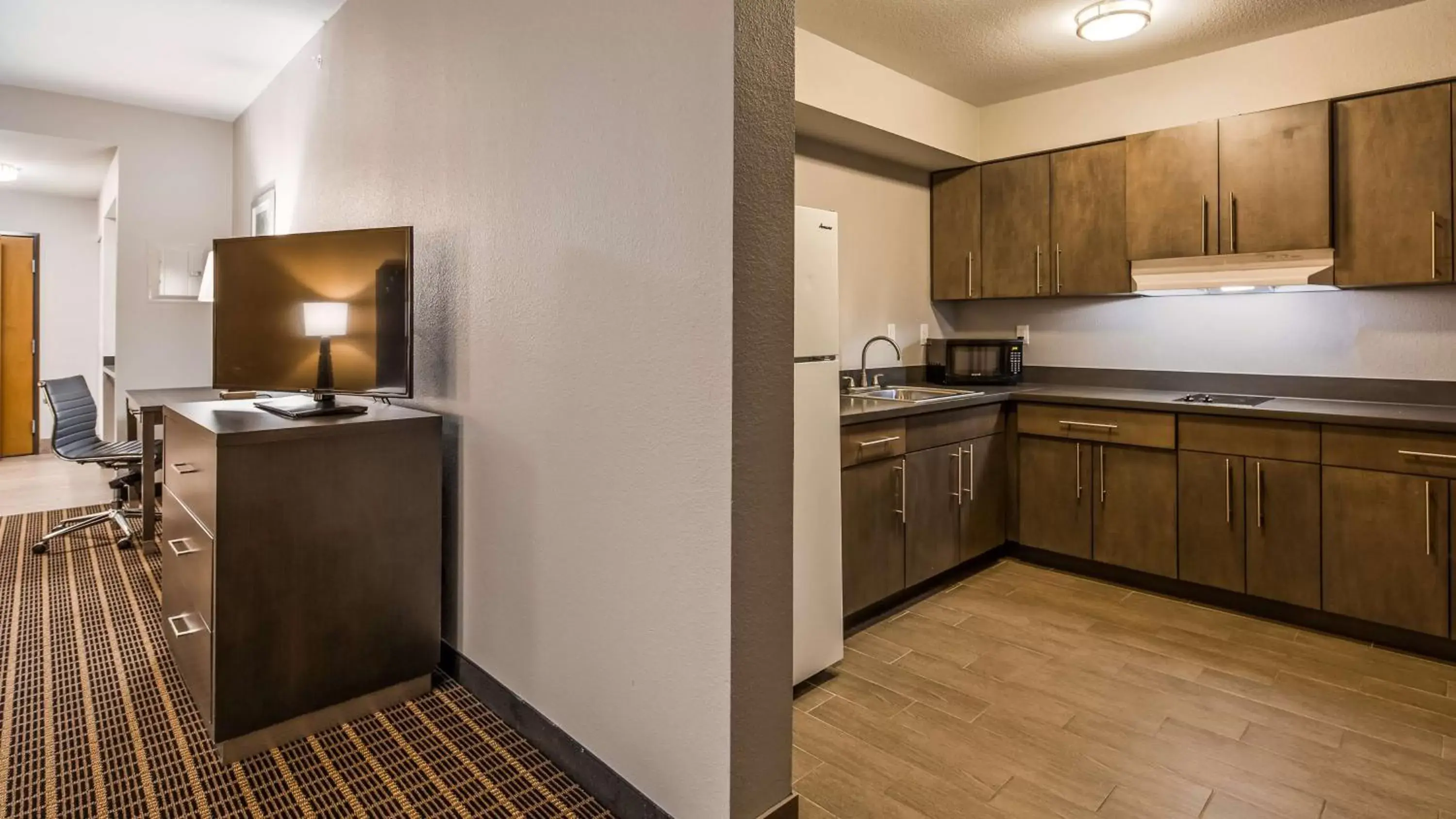 Photo of the whole room, Kitchen/Kitchenette in Best Western Plus Lampasas Inn & Suites