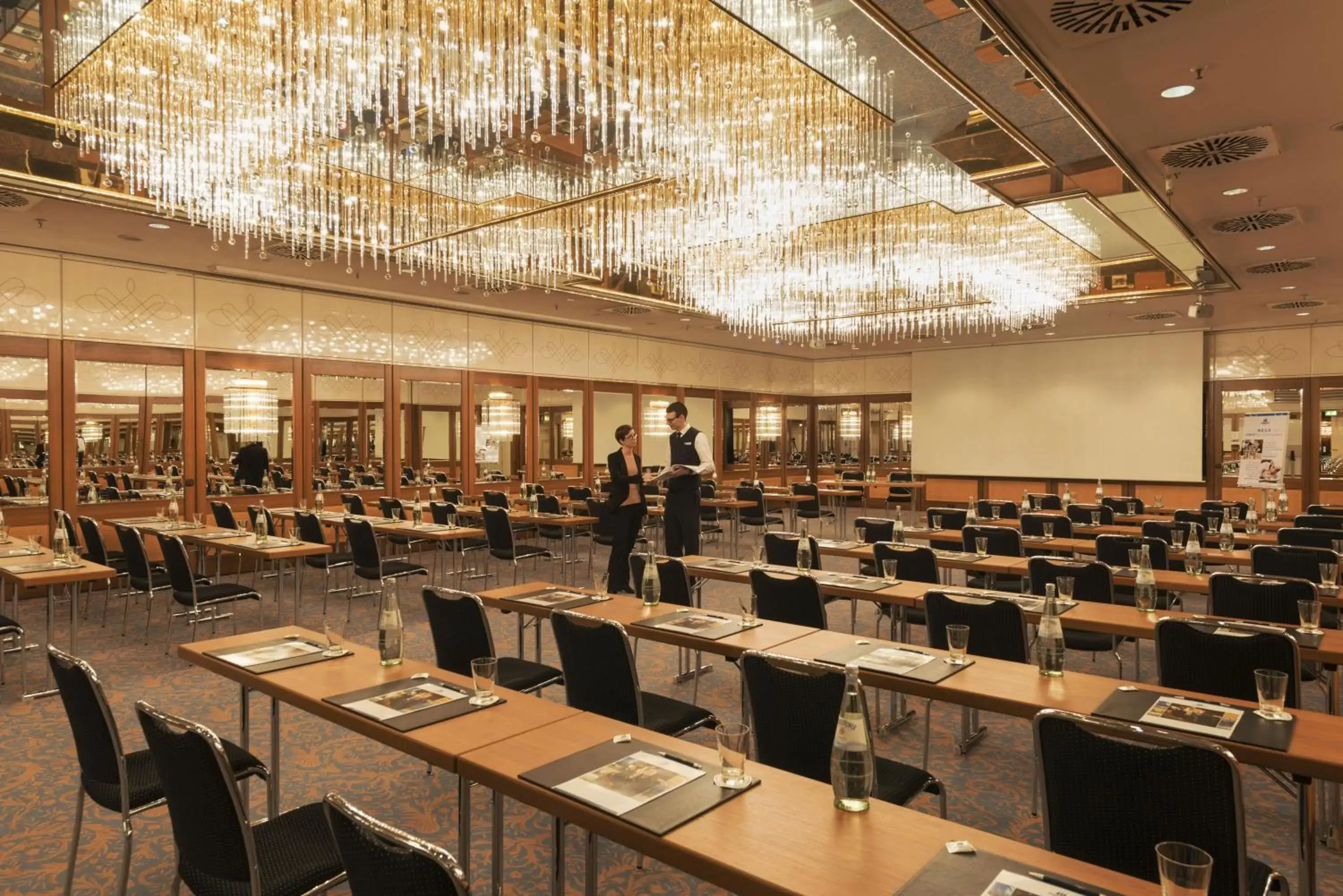 Meeting/conference room, Restaurant/Places to Eat in Maritim Hotel München