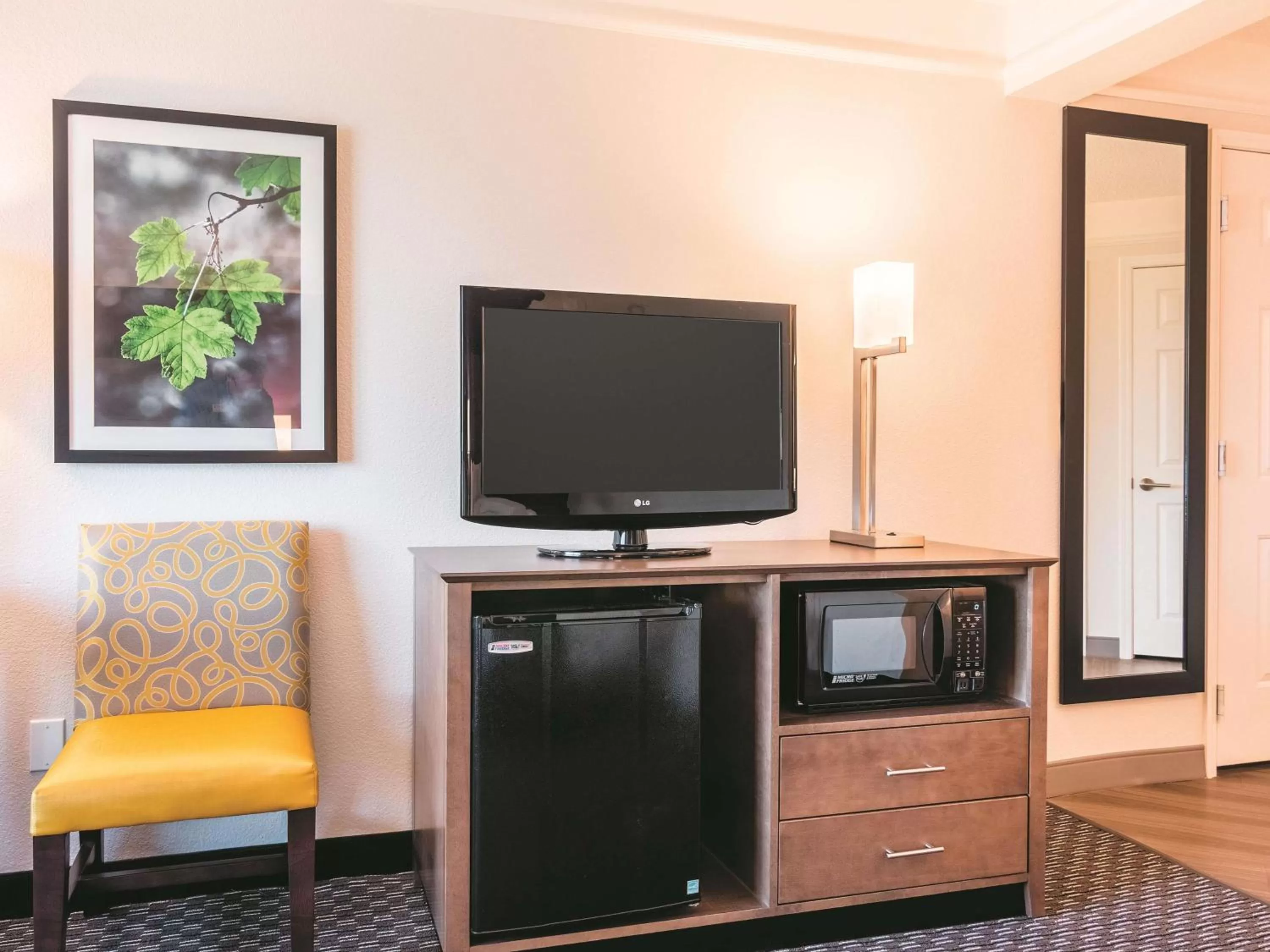 Photo of the whole room in La Quinta by Wyndham Shreveport Airport