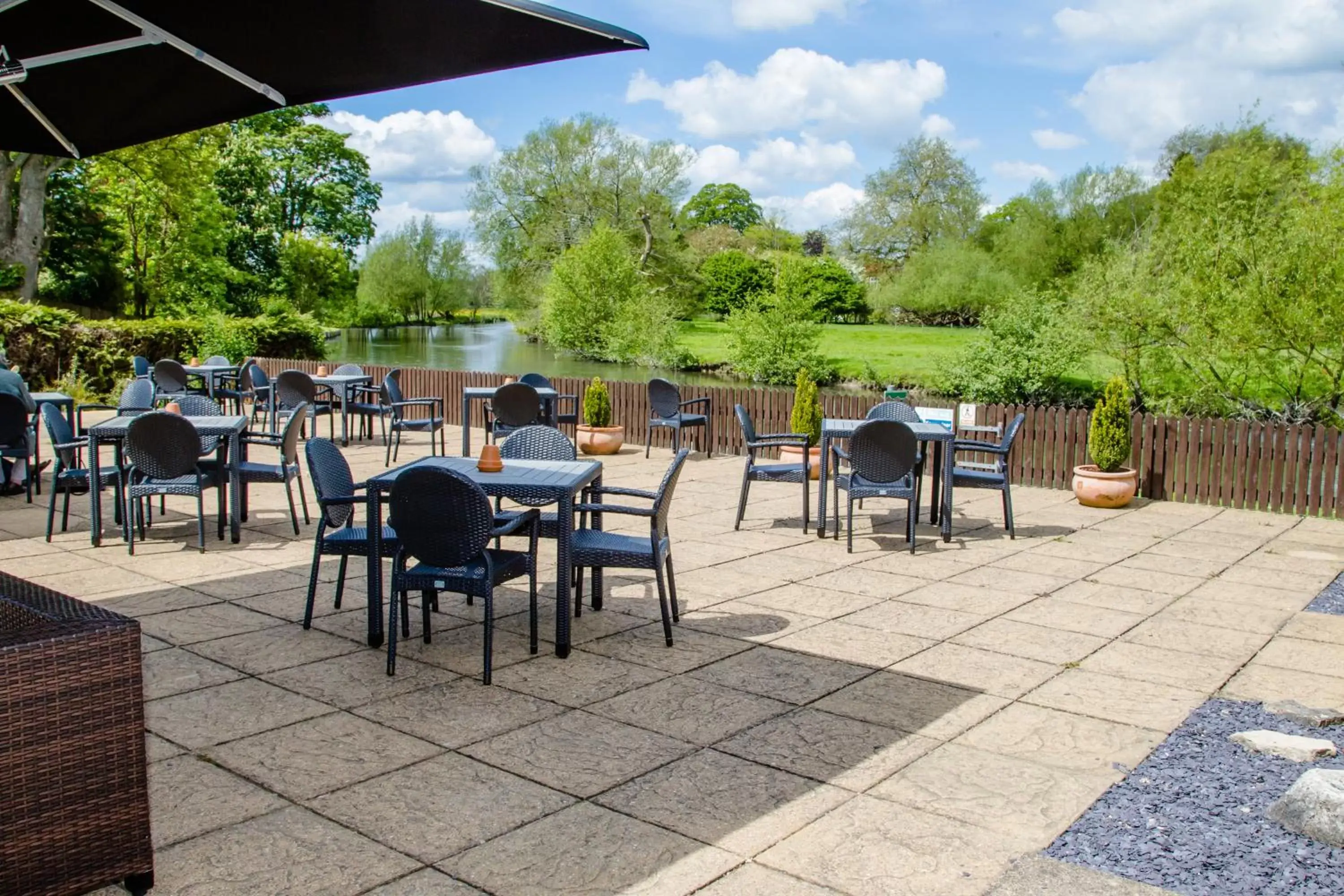 Balcony/Terrace, Restaurant/Places to Eat in The Legacy Rose & Crown Hotel