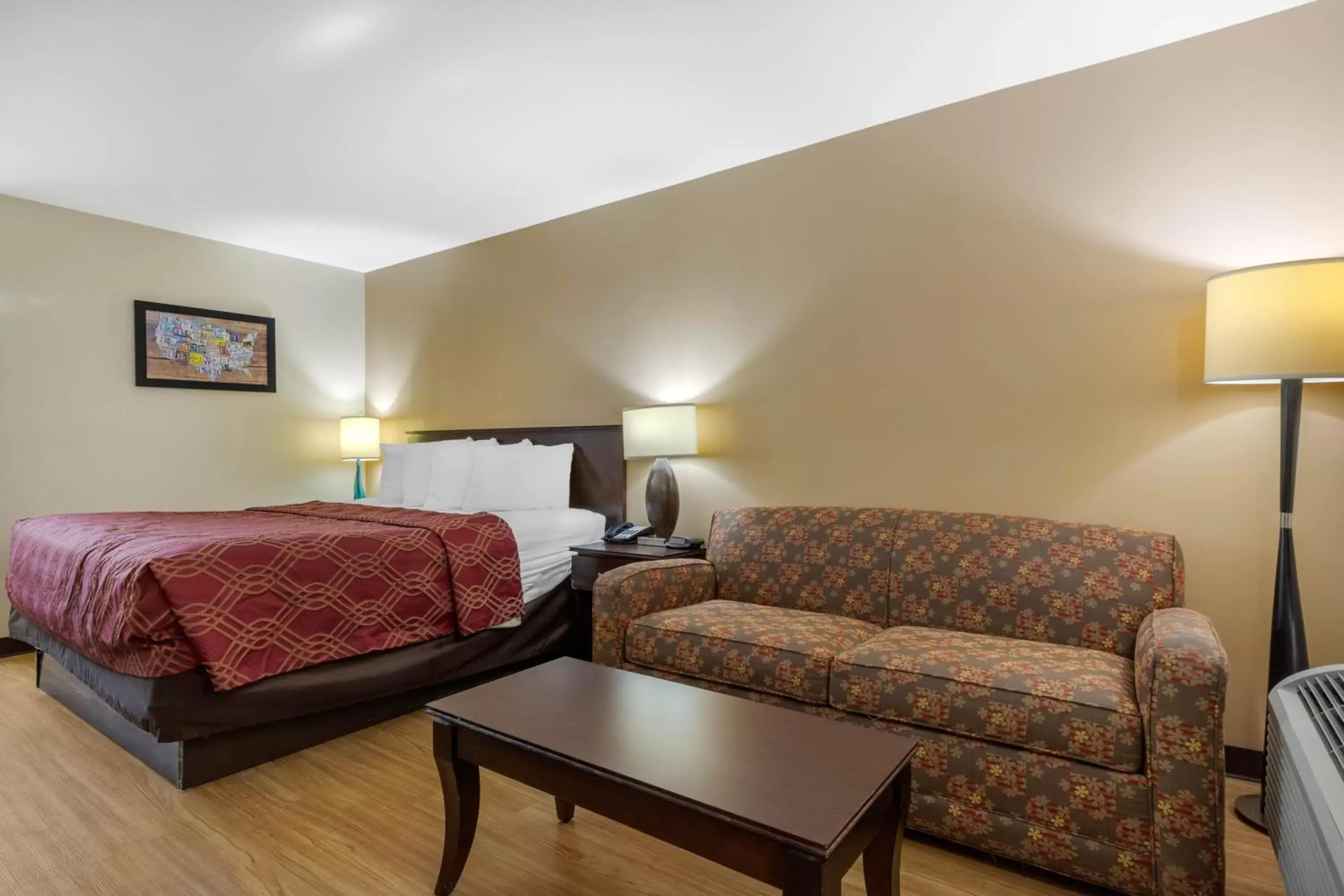 Photo of the whole room, Bed in Econo Lodge