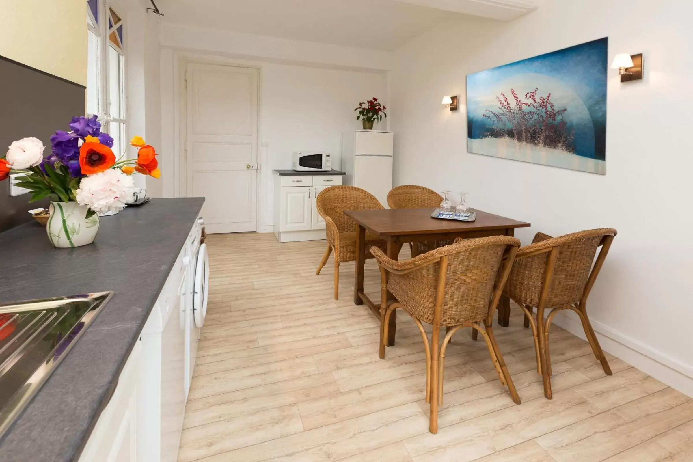 Food and drinks, Dining Area in Auberge du Manoir d'Archelles