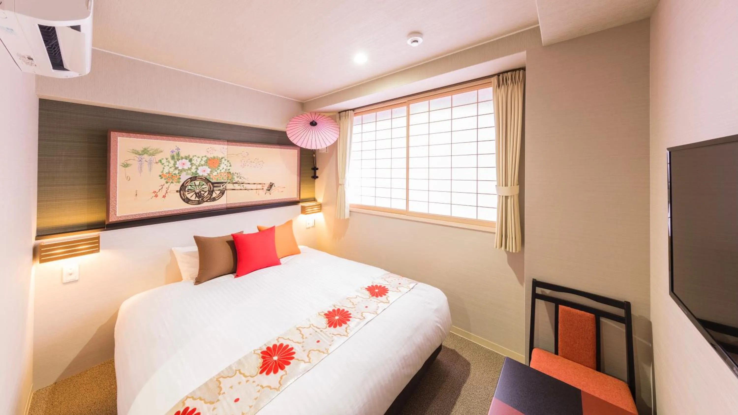 Photo of the whole room, Bed in Kyoto Inn Gion