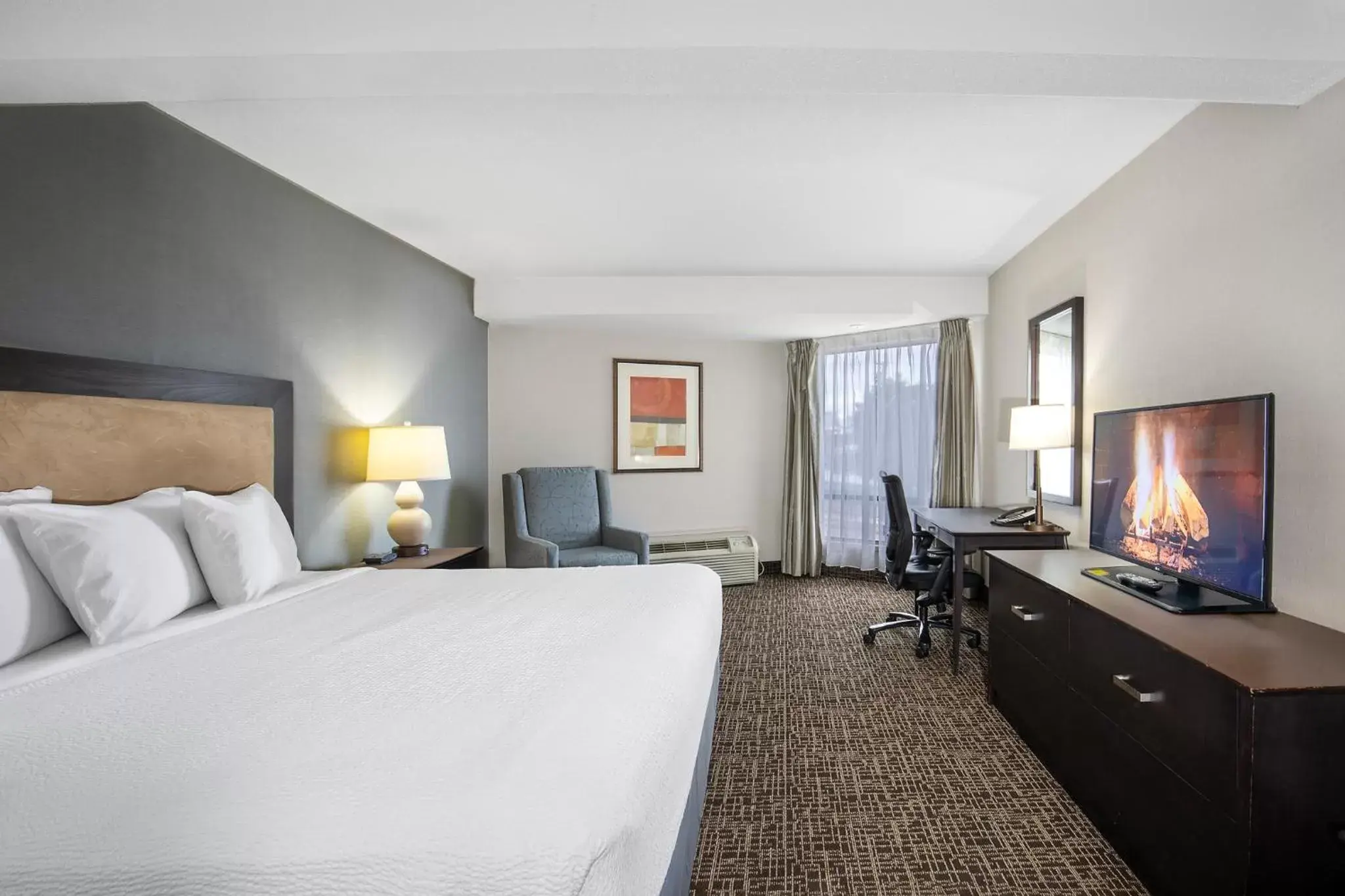Bed, TV/Entertainment Center in Ramada by Wyndham Kamloops