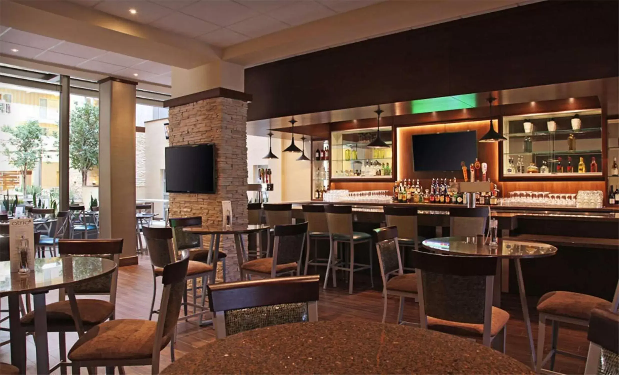 Lounge or bar, Restaurant/Places to Eat in Embassy Suites by Hilton Dallas Market Center