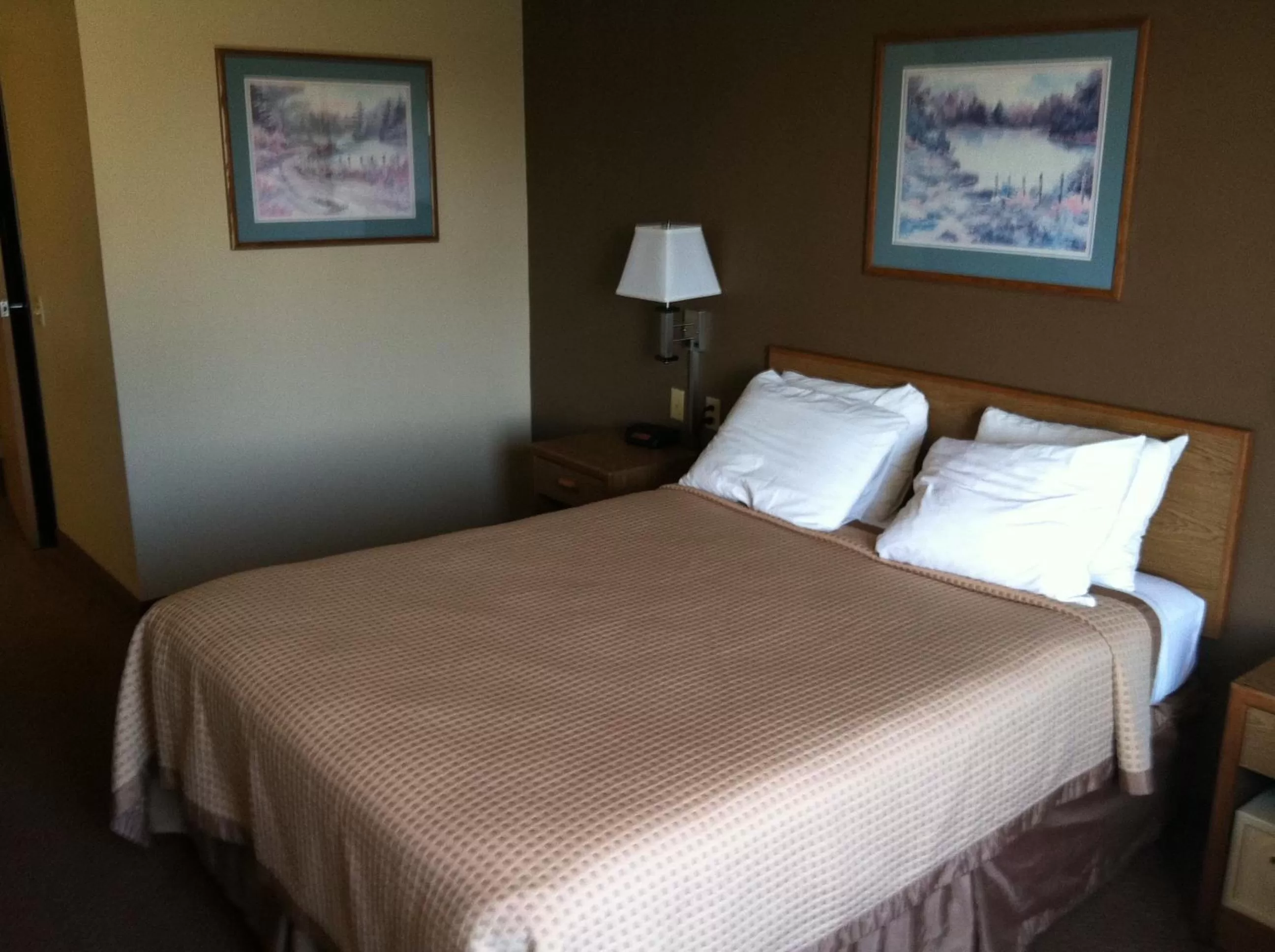 Bed in Days Inn by Wyndham Worthington