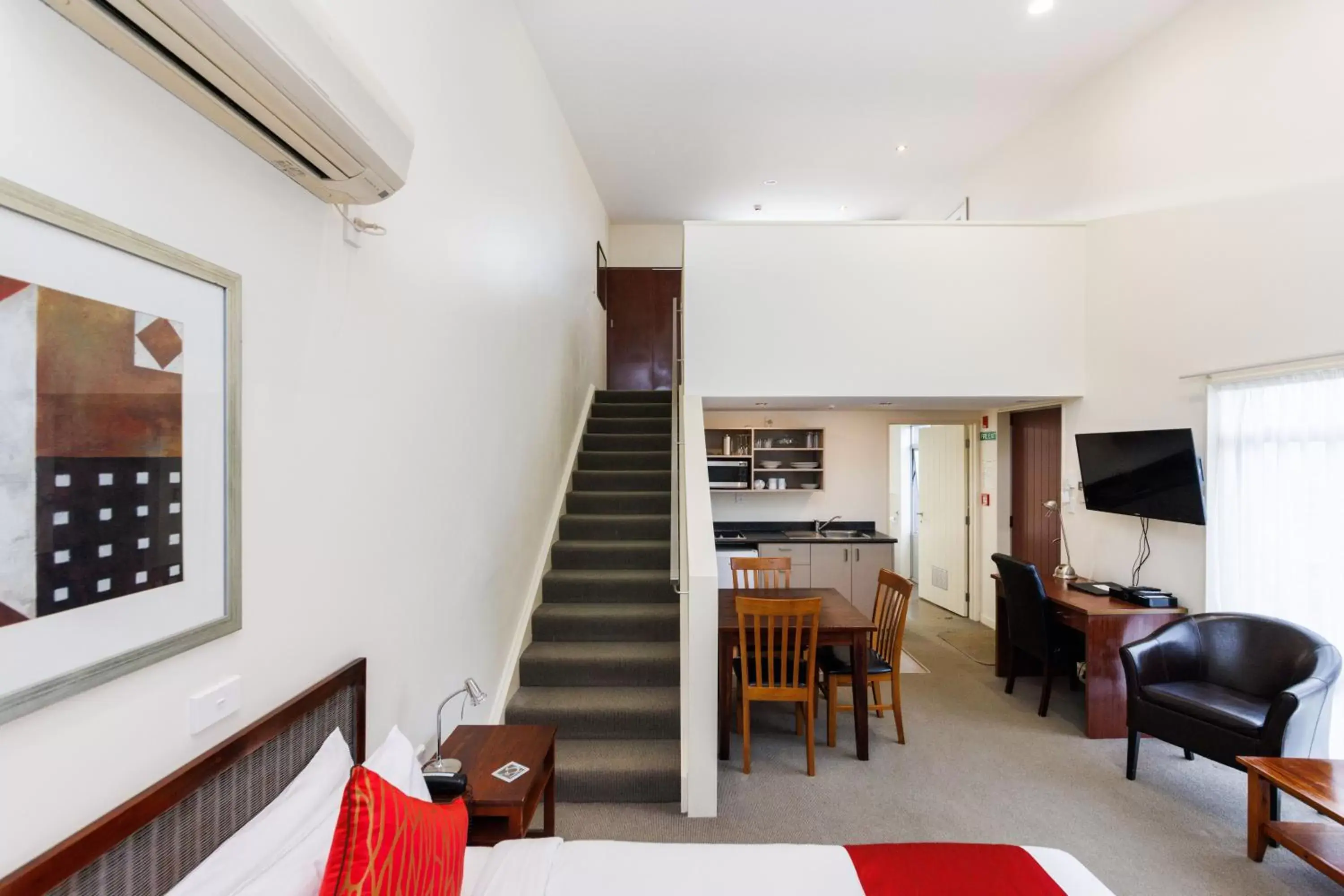 Living room, Dining Area in Fitzherbert Regency Motor Lodge