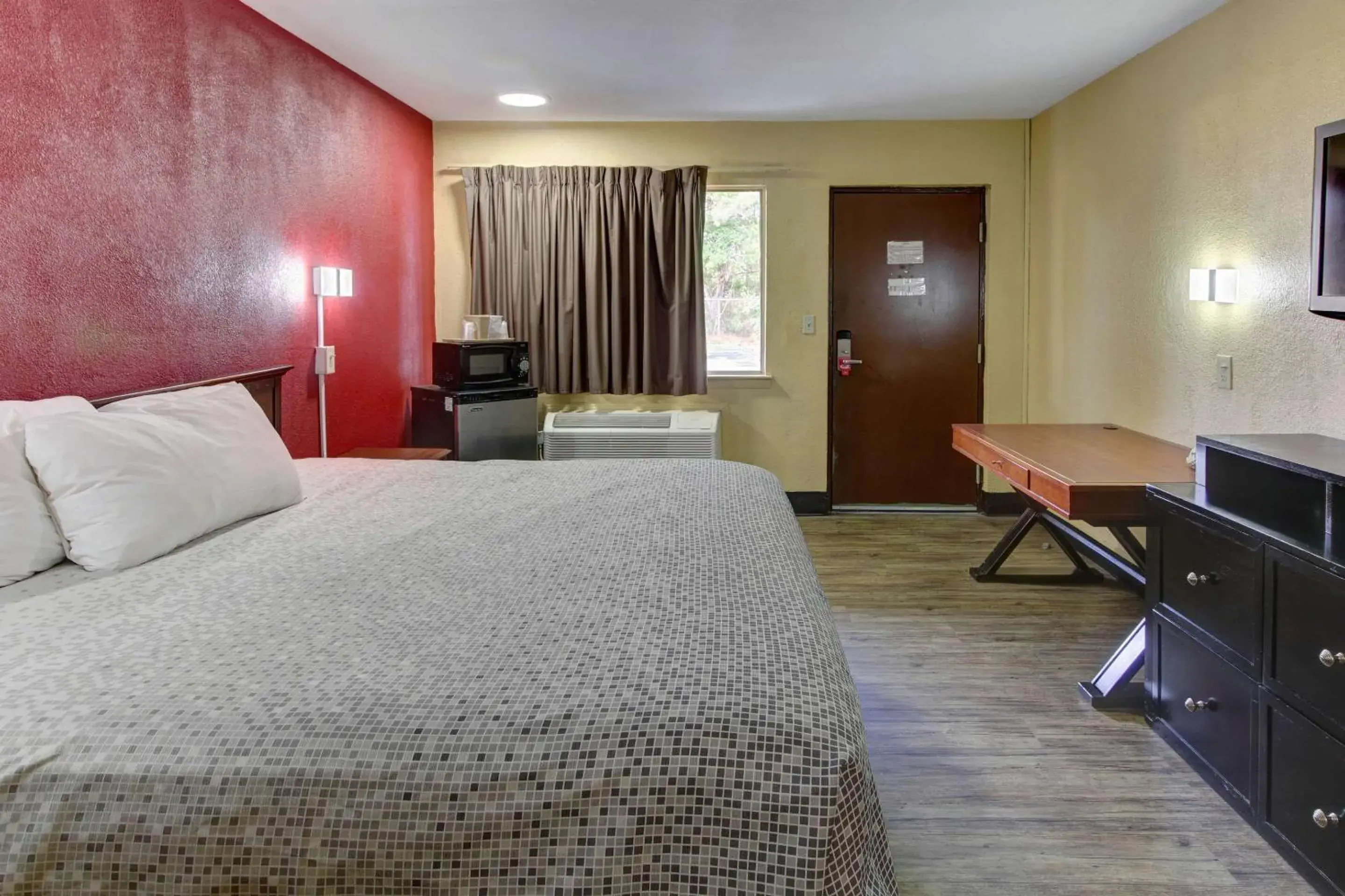 Bedroom, Bed in Econo Lodge Town Center