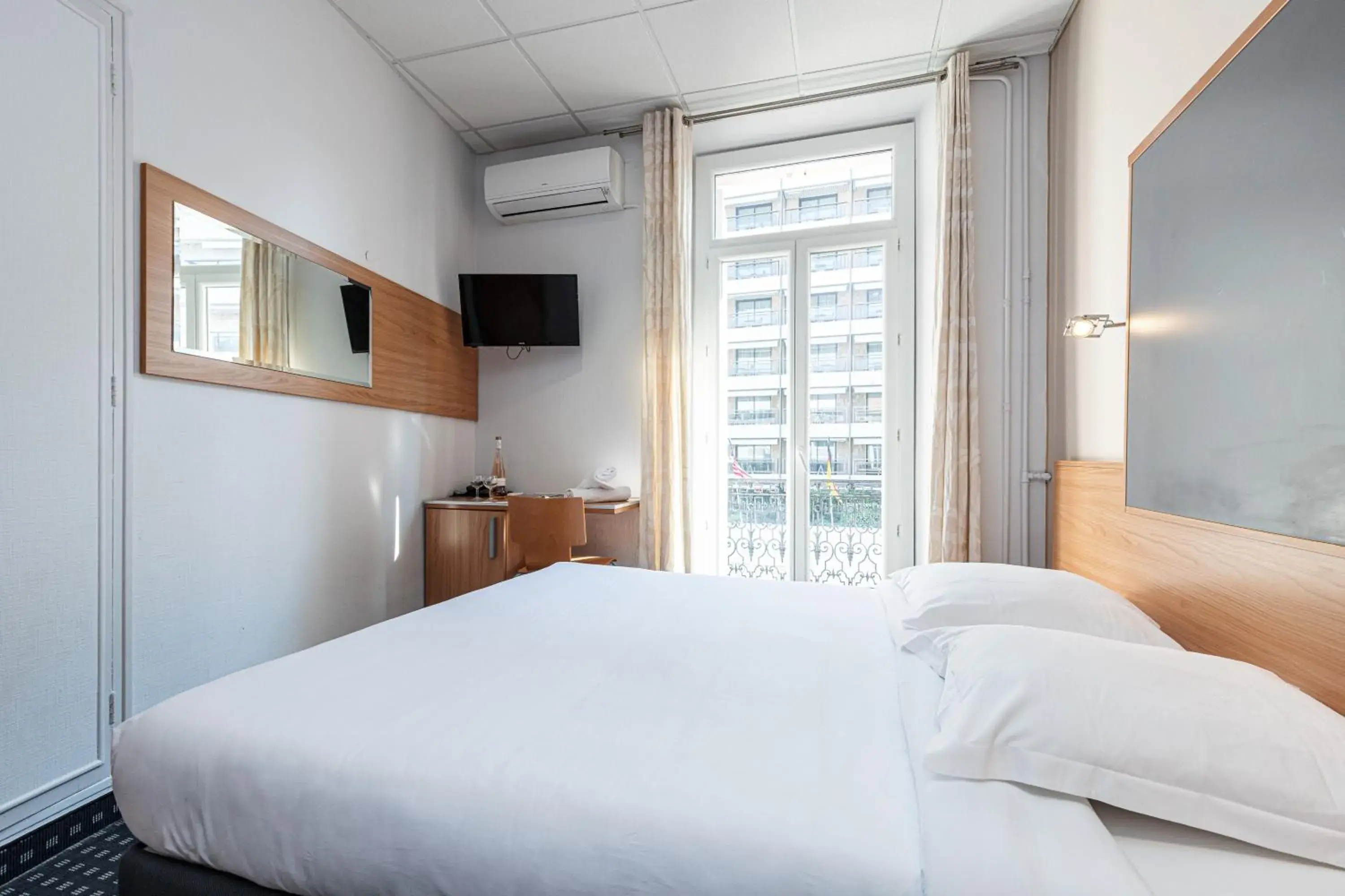 Photo of the whole room, Bed in Modern Waikiki Hotel