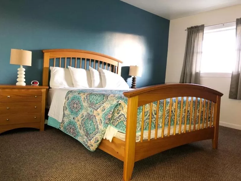 Bed in Wachapreague Inn - Motel Rooms