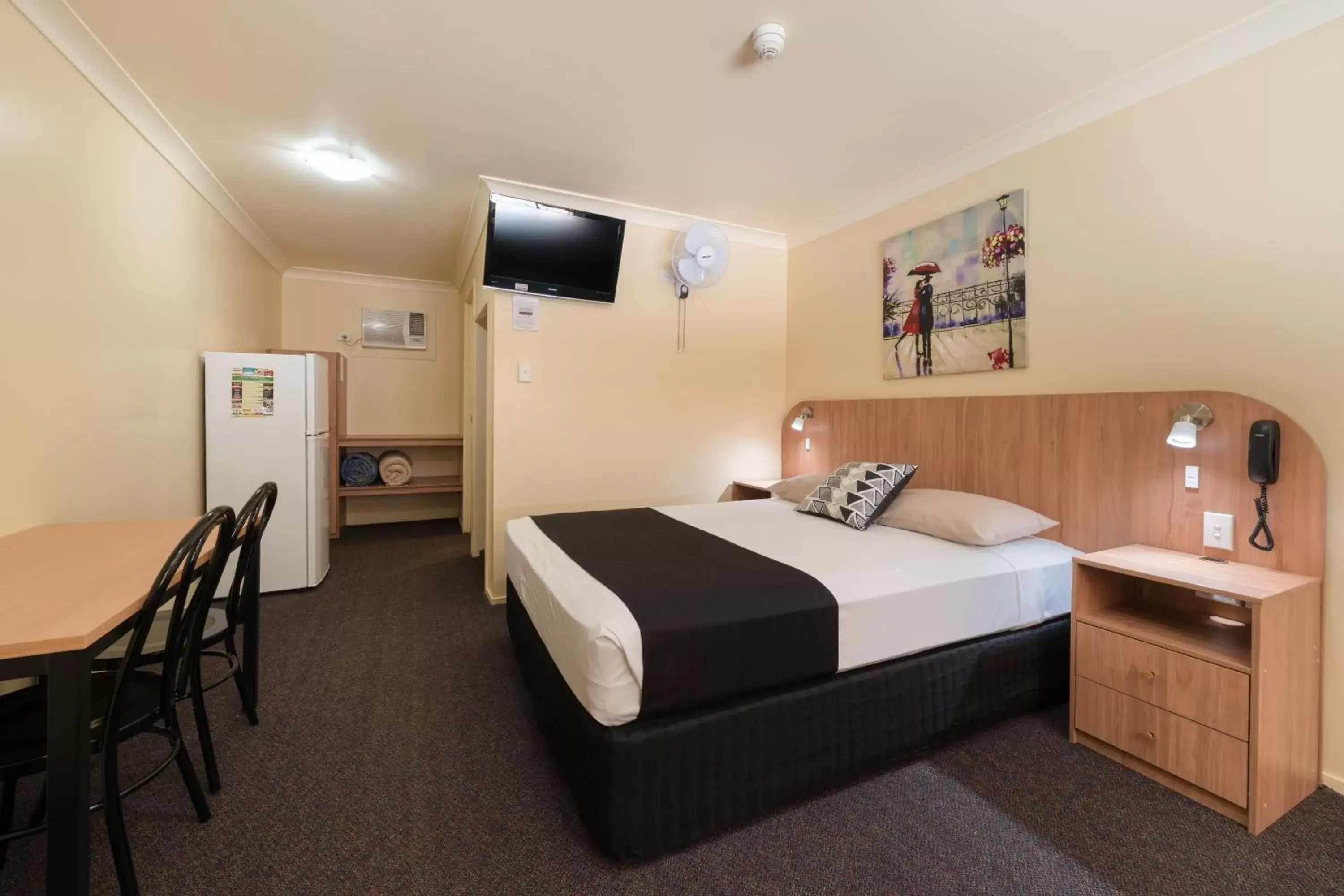 Queen (Upstairs) in Winter Sun Motel Queen (Upstairs) in Winter Sun Motel