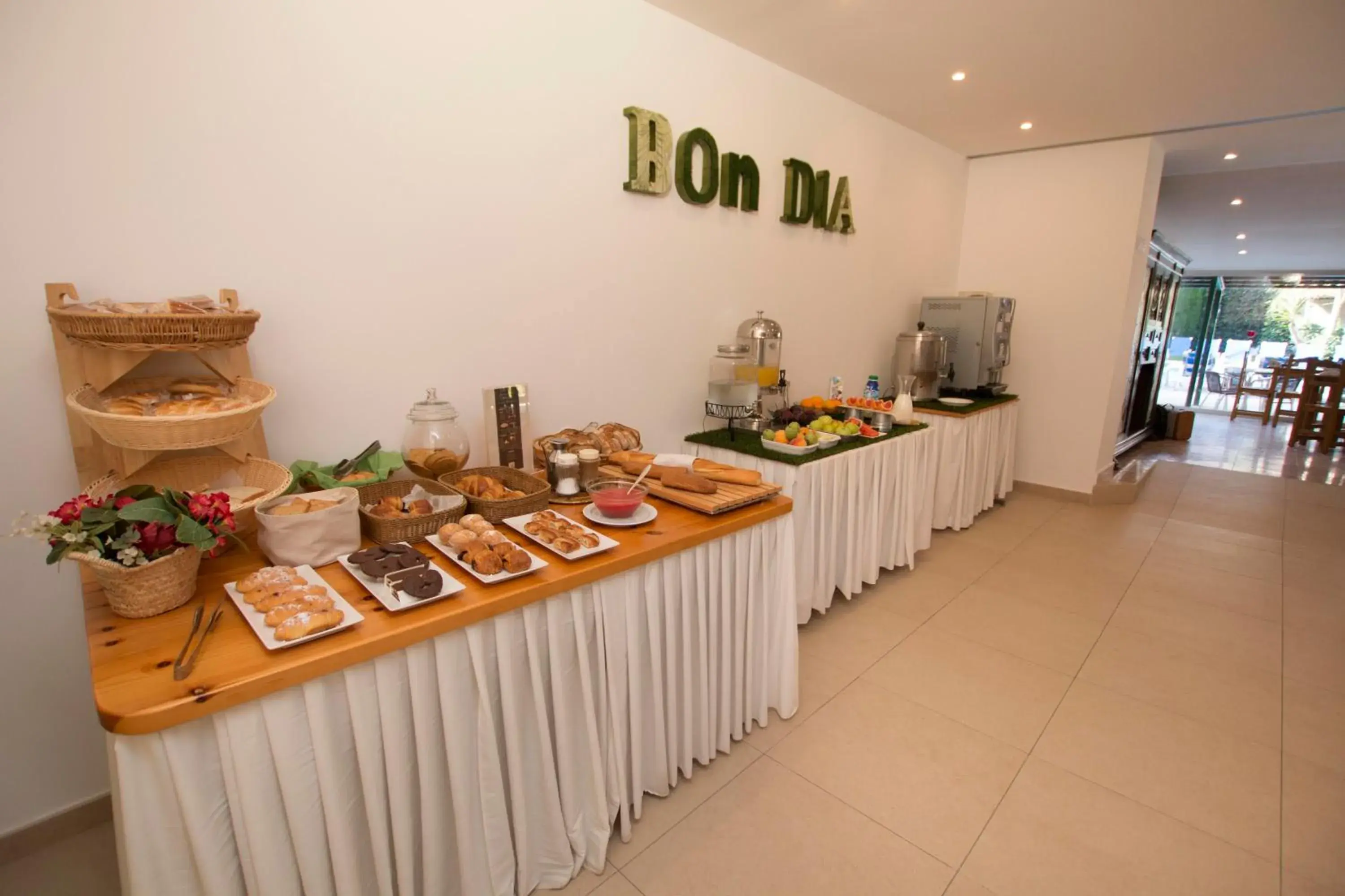 Area and facilities, Food in Hotel Yola