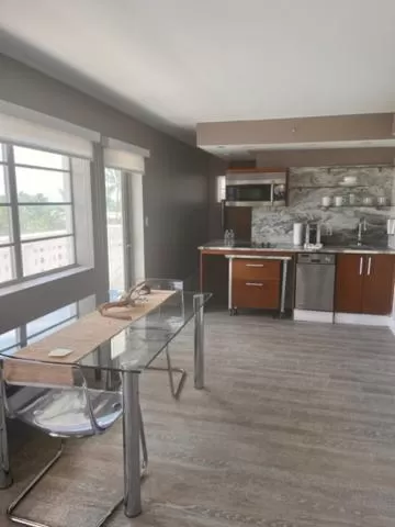 Kitchen or kitchenette, Kitchen/Kitchenette in Suites at The Strand on Ocean Drive