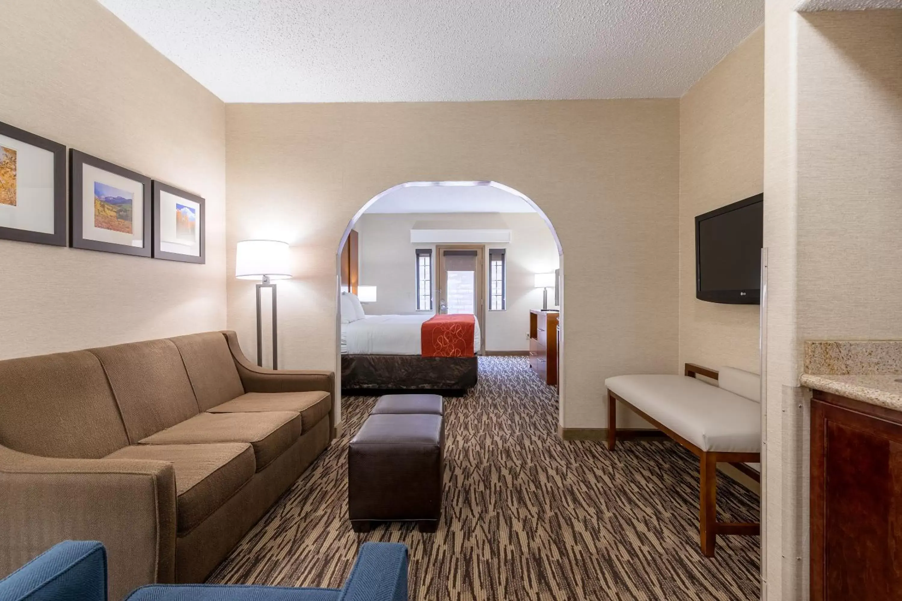 Bed, Seating Area in Comfort Suites Golden West on Evergreen Parkway