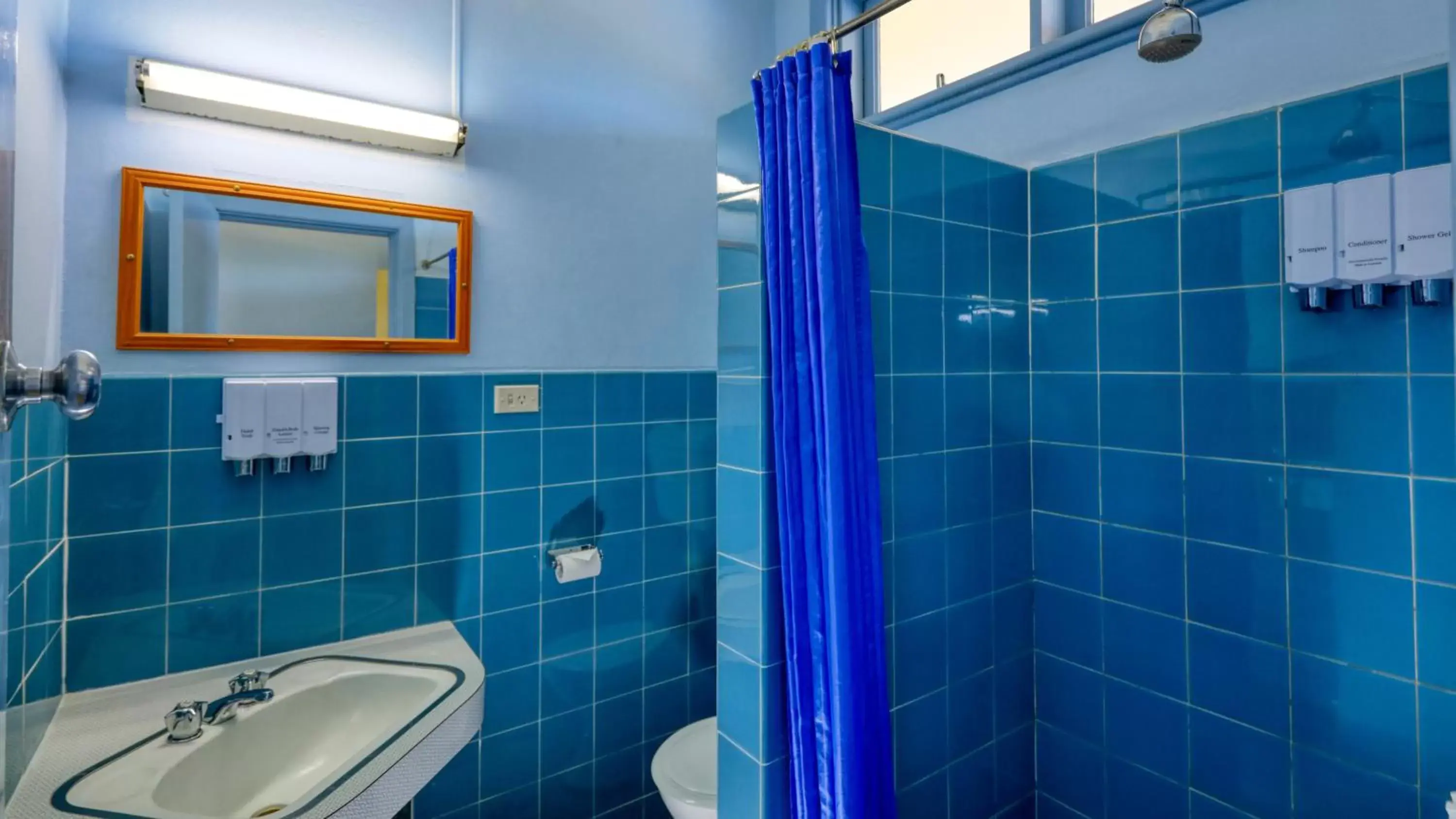 Bathroom in BUSHMANS RETREAT MOTOR INN