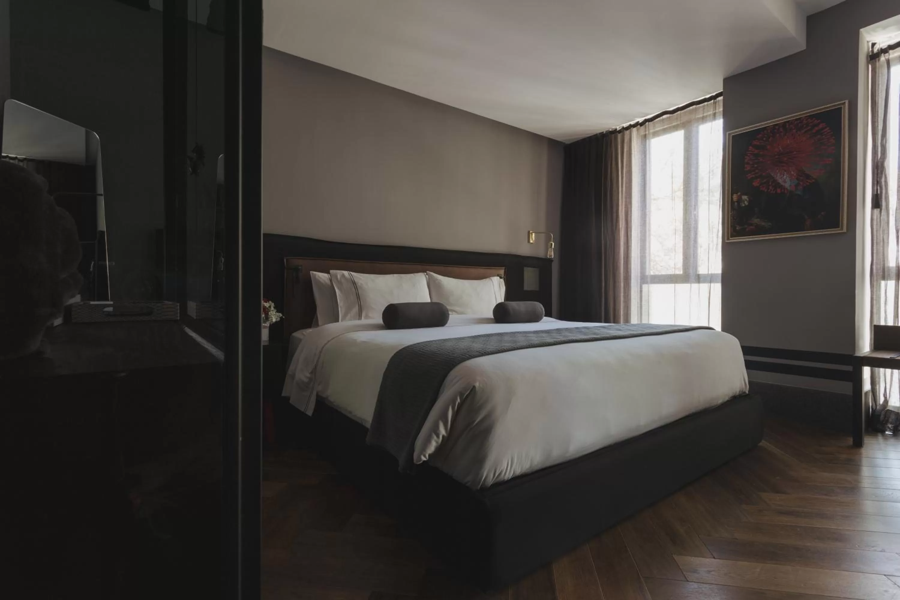 Photo of the whole room, Bed in The Wild Oscar