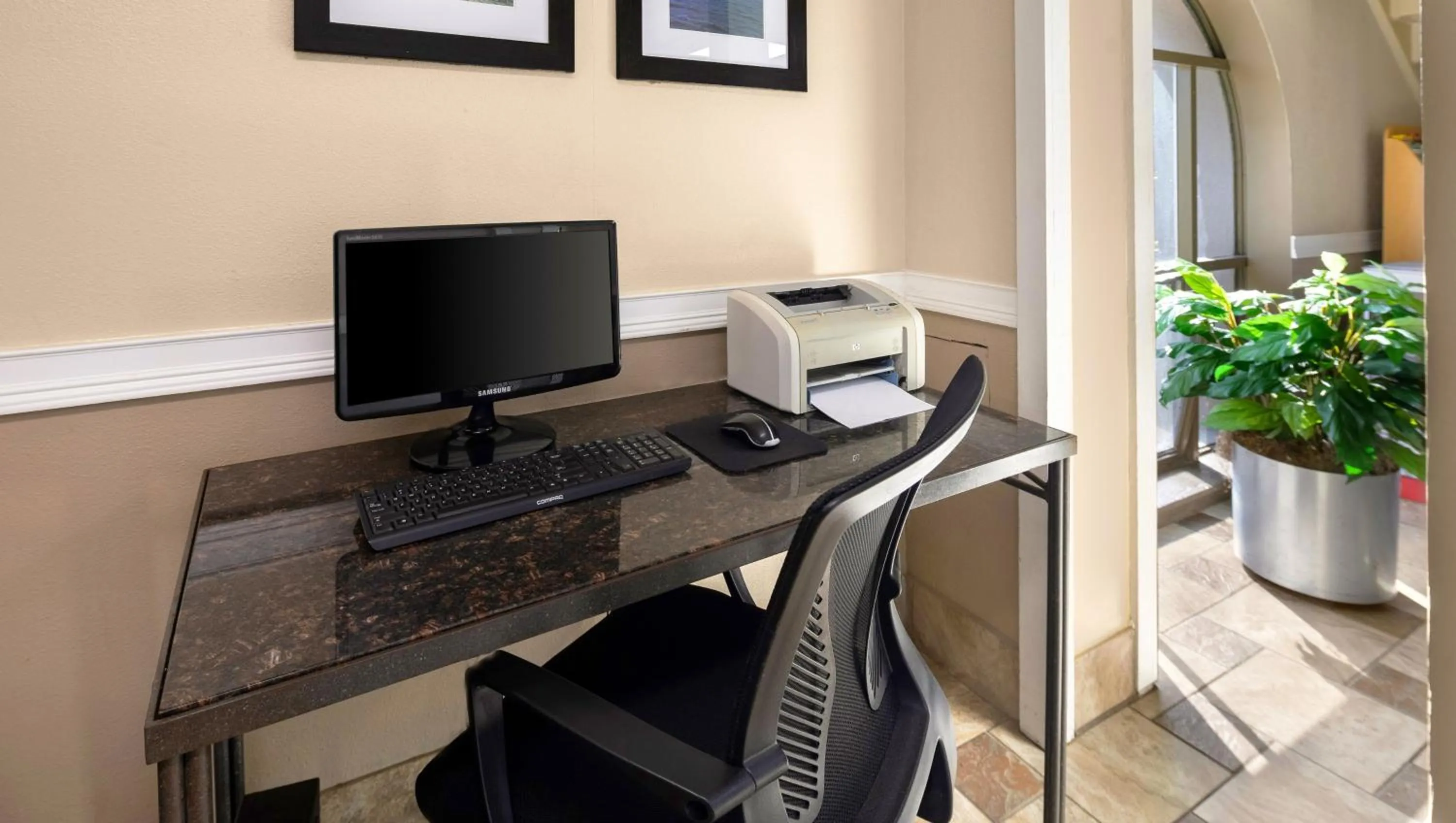 Business facilities in Magnuson Hotel Detroit Airport