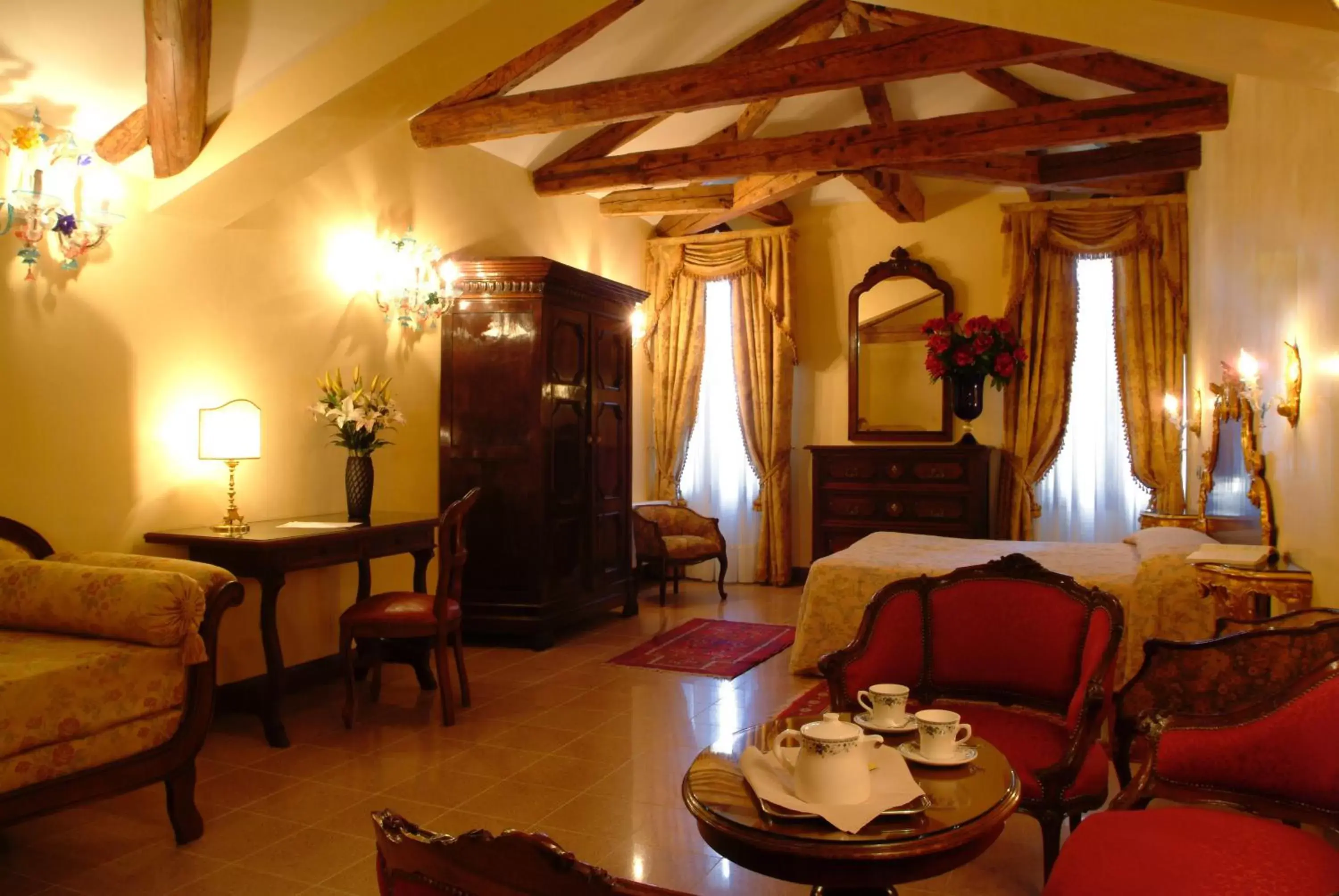 Photo of the whole room, Restaurant/Places to Eat in Residenza d'Epoca San Cassiano